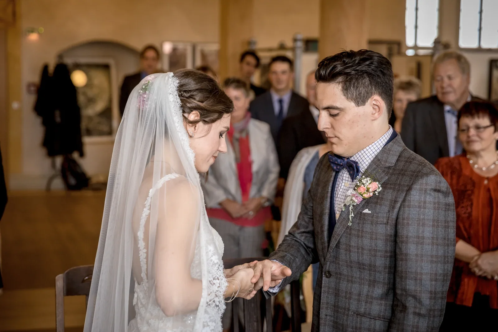 Ein Blick auf die frisch getauschten Ringe – Hochzeit von Daniel und Steffi auf Schloss Heringen