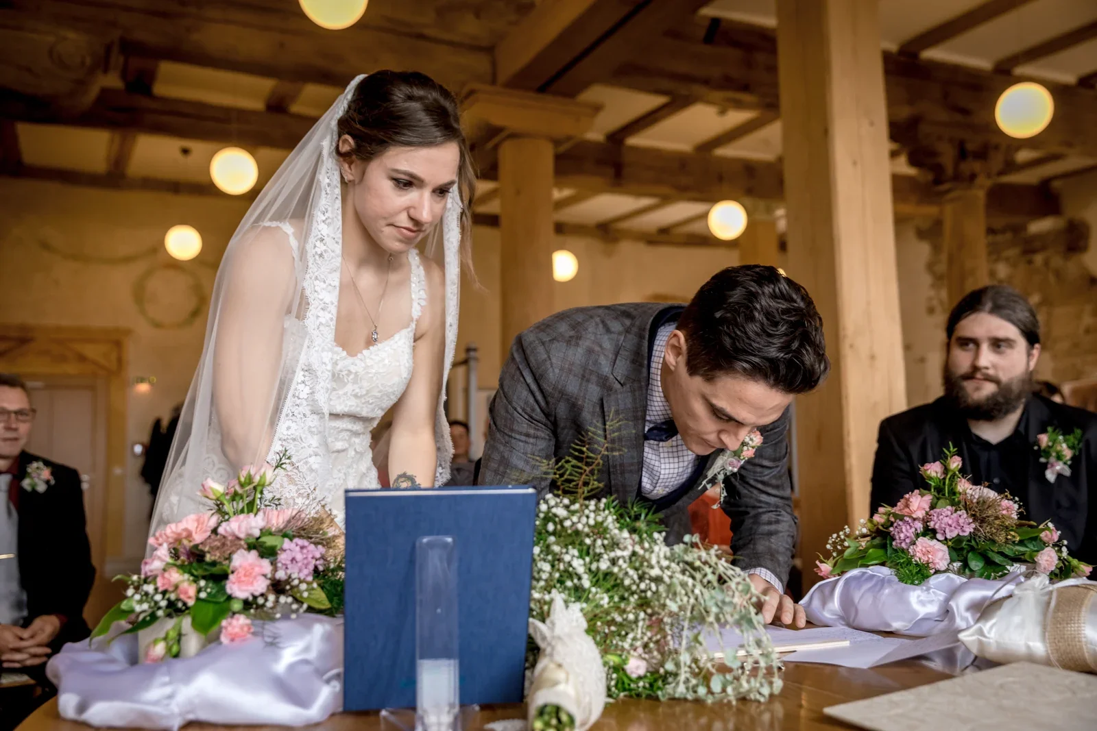 Steffi unterschreibt nach der Trauung – Hochzeit von Daniel und Steffi auf Schloss Heringen