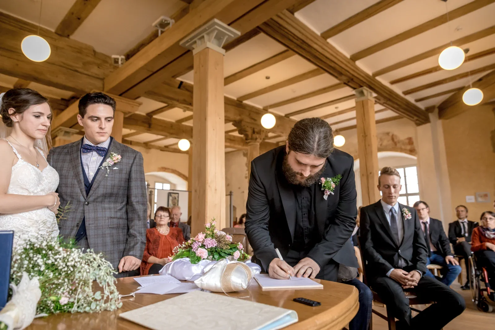 Daniel setzt seine Unterschrift – Hochzeit von Daniel und Steffi auf Schloss Heringen