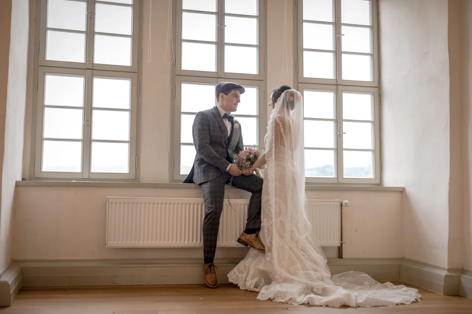 Steffi und Daniel am großen Fenster – Hochzeit von Daniel und Steffi auf Schloss Heringen