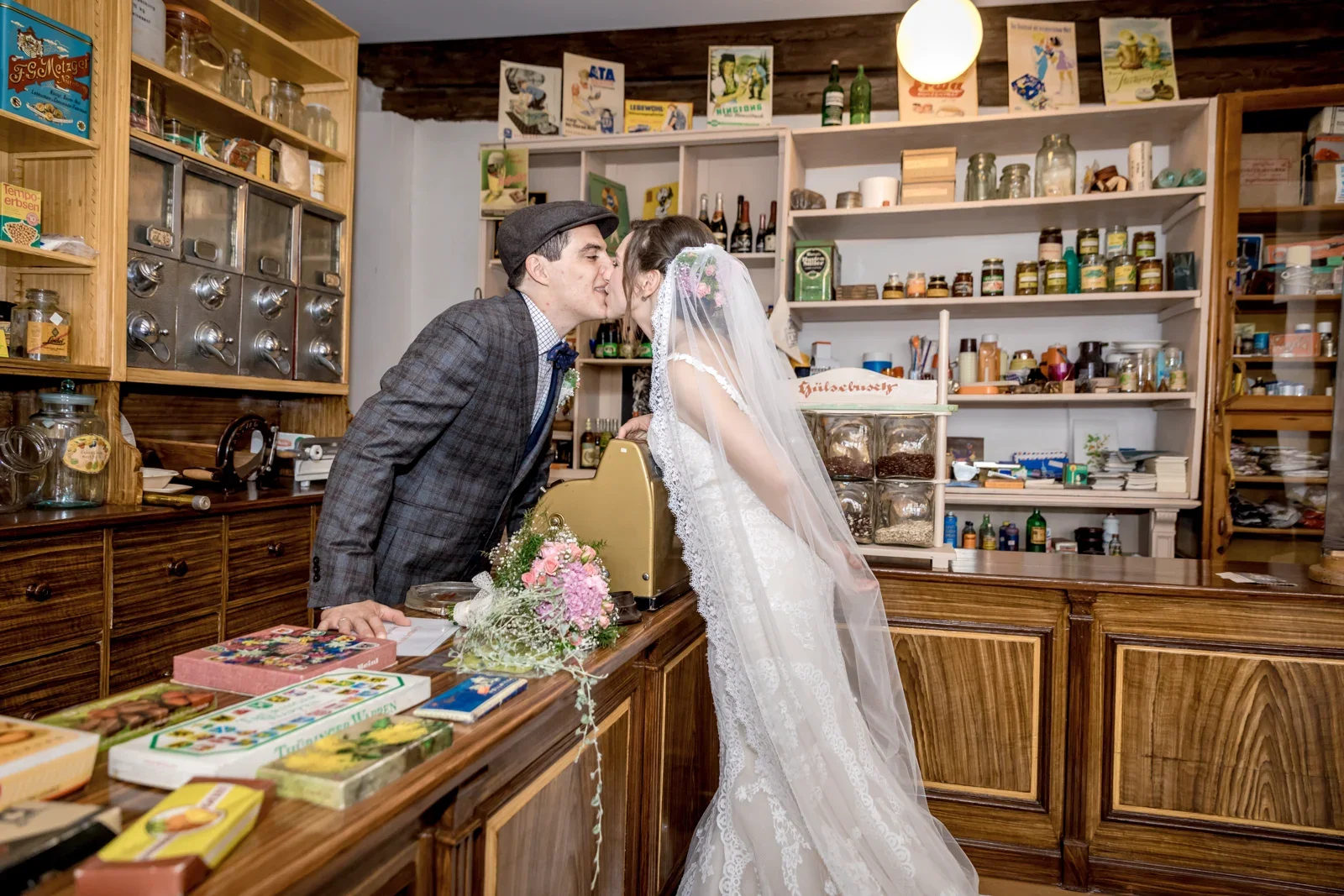 Ein Kuss im historischen Kaufmannsladen – Hochzeit von Daniel und Steffi auf Schloss Heringen