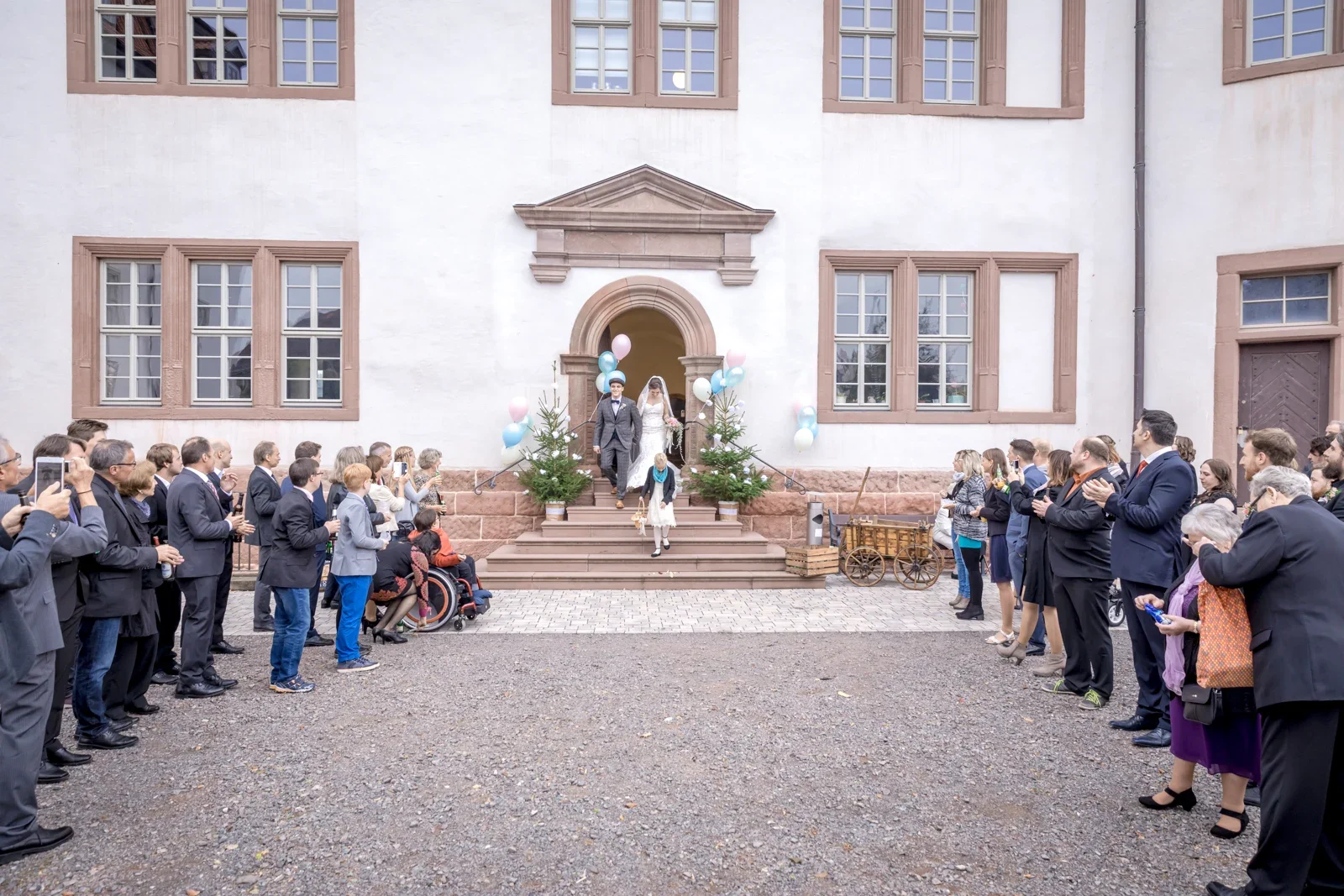 Die Gäste warten vor dem Schloss – Hochzeit von Daniel und Steffi auf Schloss Heringen