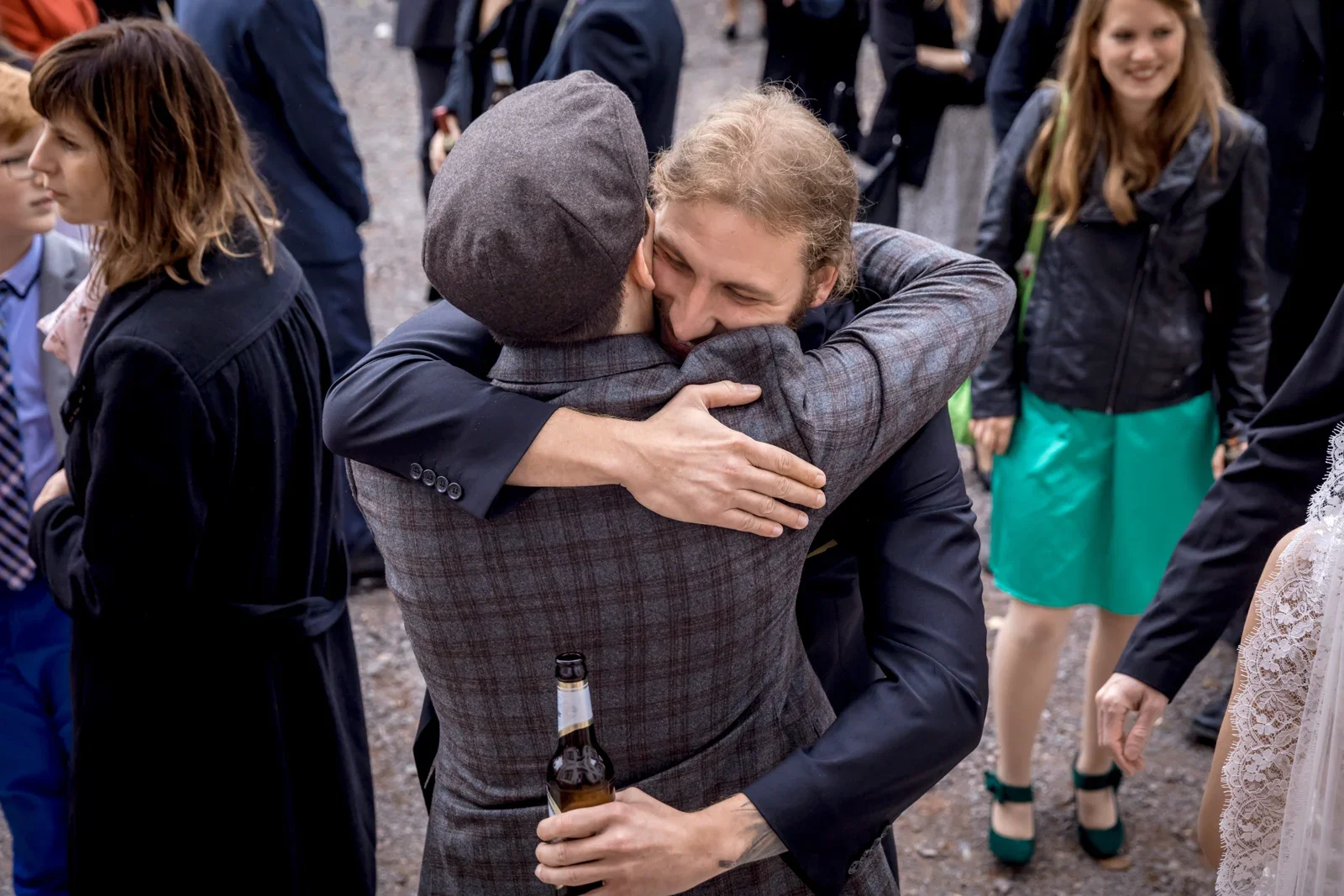 Eine feste Umarmung für Daniel – Hochzeit von Daniel und Steffi auf Schloss Heringen