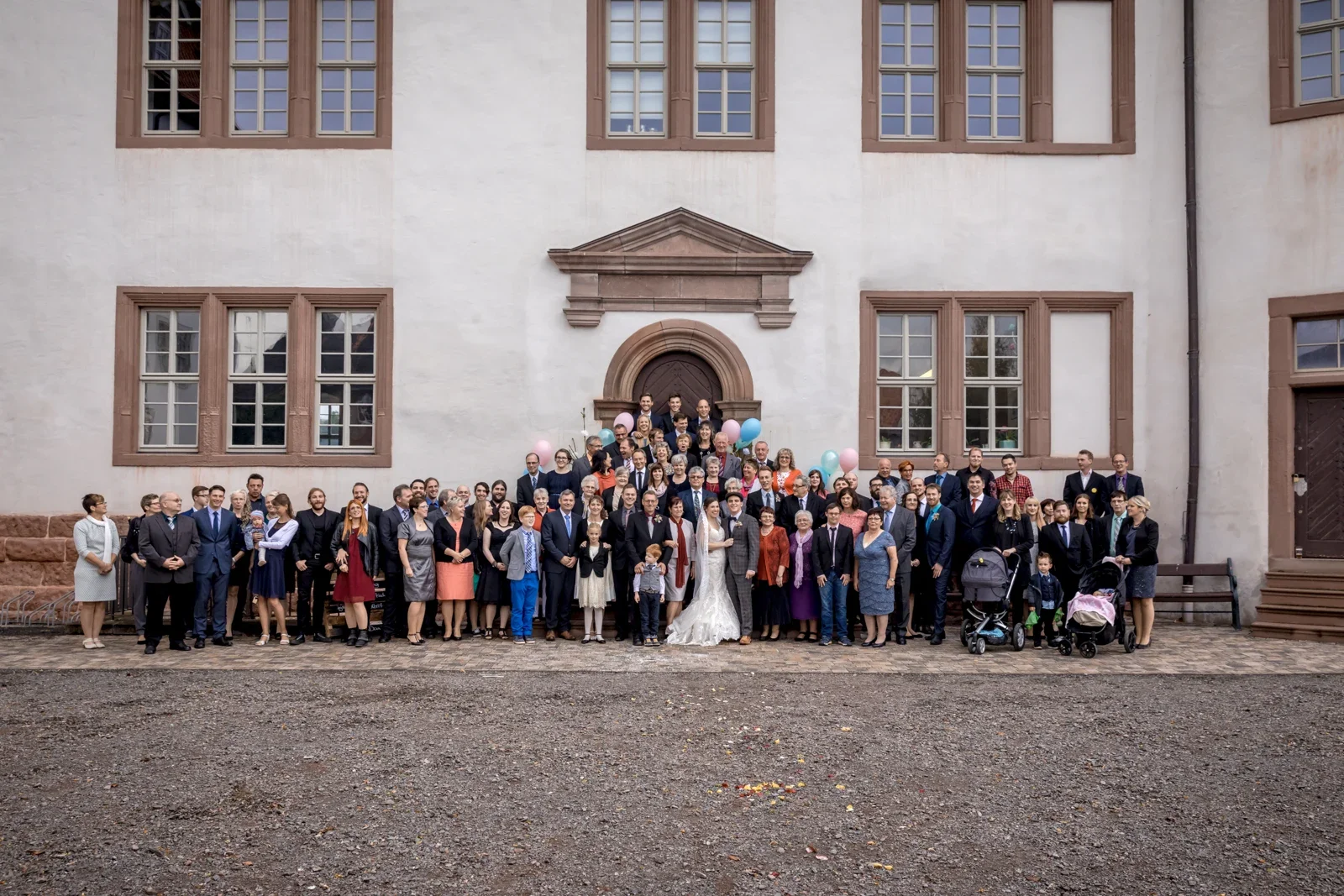 Die Hochzeitsgesellschaft vor Schloss Heringen – Hochzeit von Daniel und Steffi auf Schloss Heringen
