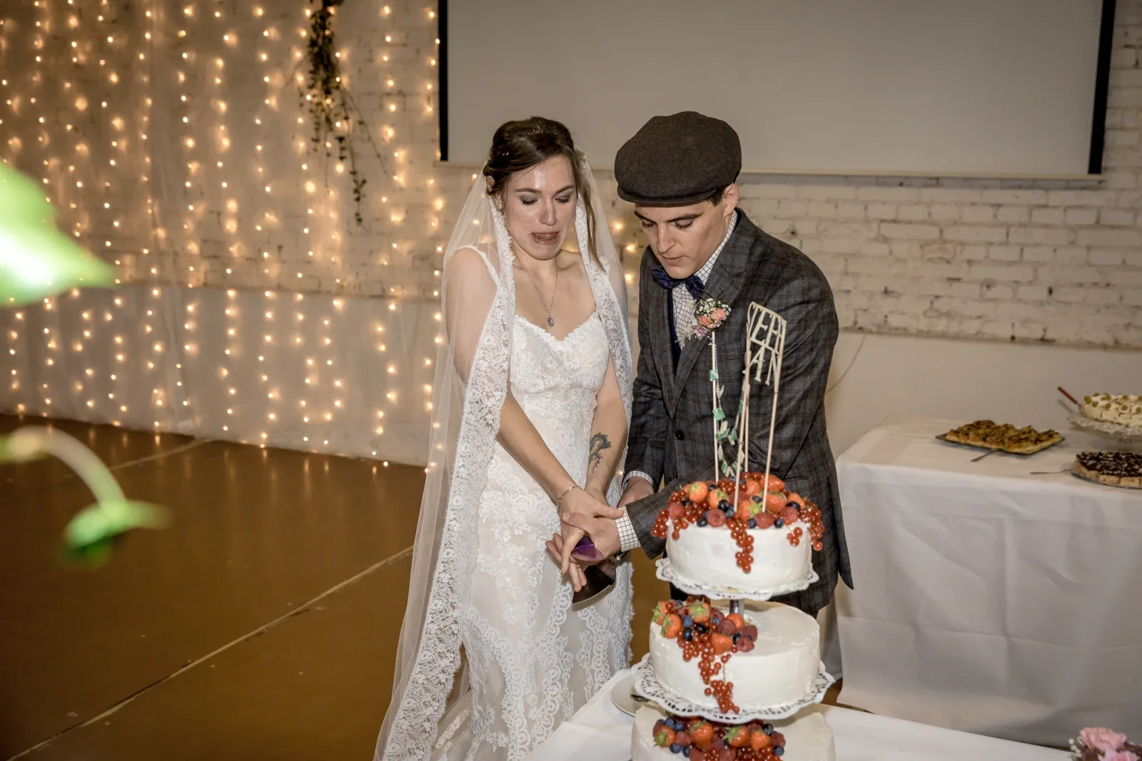 Steffi und Daniel schneiden die Hochzeitstorte an – Hochzeit von Daniel und Steffi auf Schloss Heringen