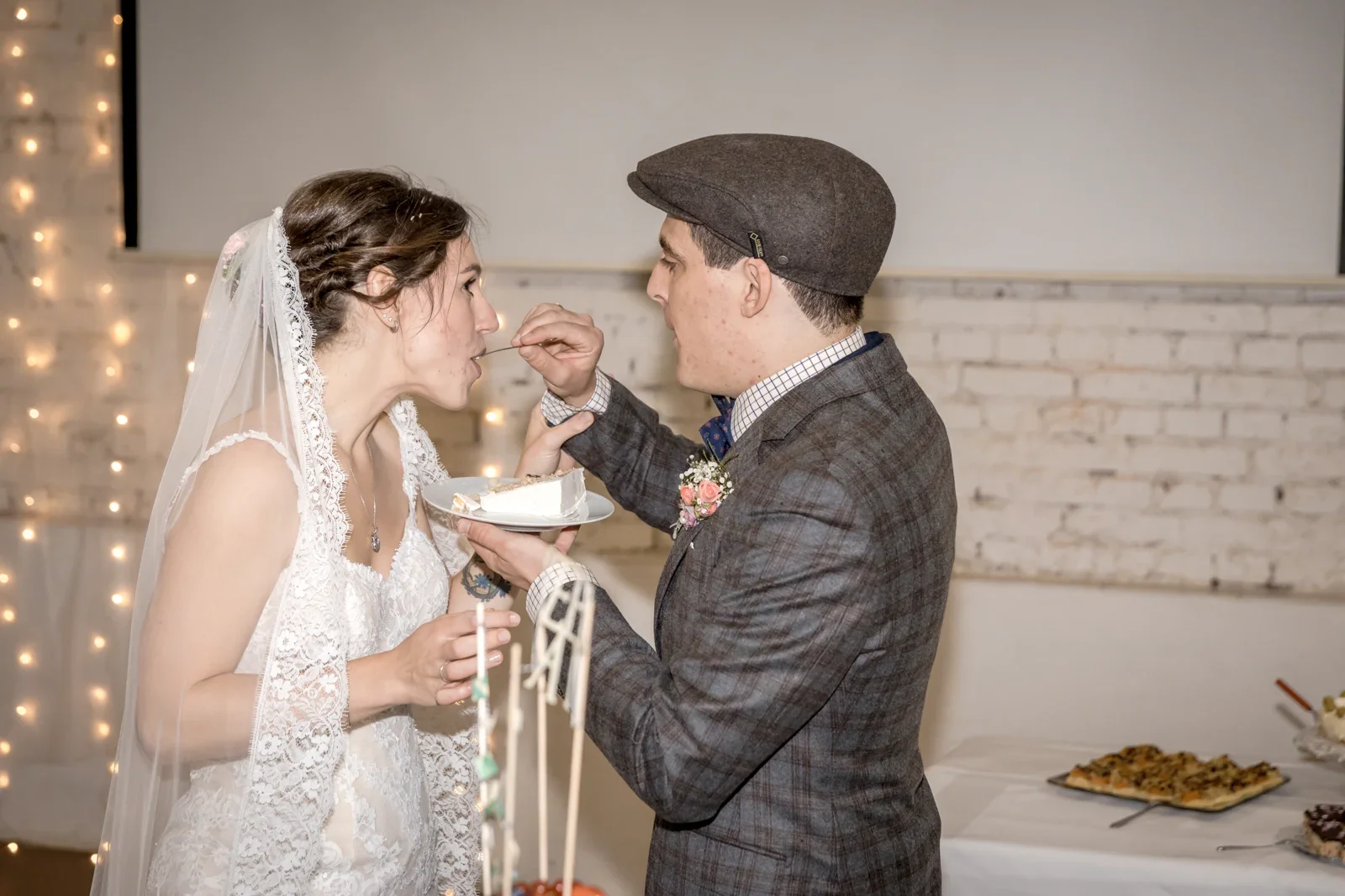 Gemeinsam die Hochzeitstorte probieren – Hochzeit von Daniel und Steffi auf Schloss Heringen