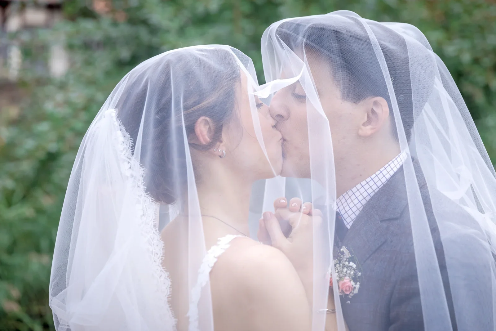 Ein Kuss unter dem Brautschleier – Hochzeit von Daniel und Steffi auf Schloss Heringen