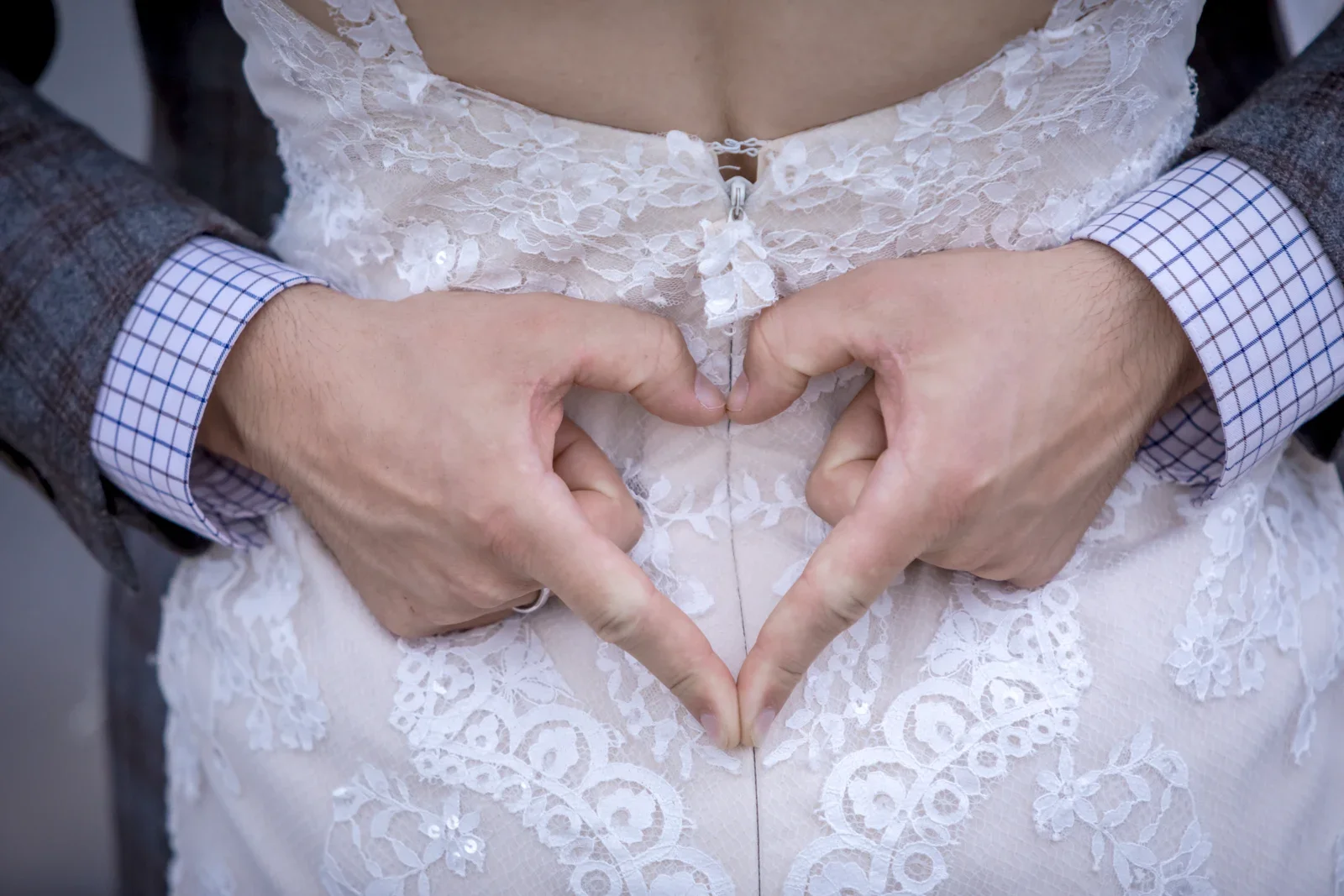 Mit den Händen ein Herz formen – Hochzeit von Daniel und Steffi auf Schloss Heringen