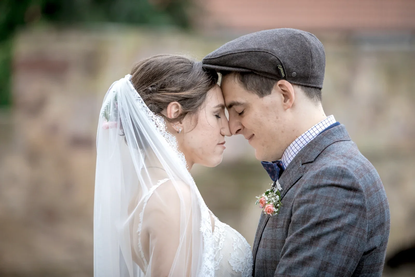 Stirn an Stirn beim Paarshooting – Hochzeit von Daniel und Steffi auf Schloss Heringen