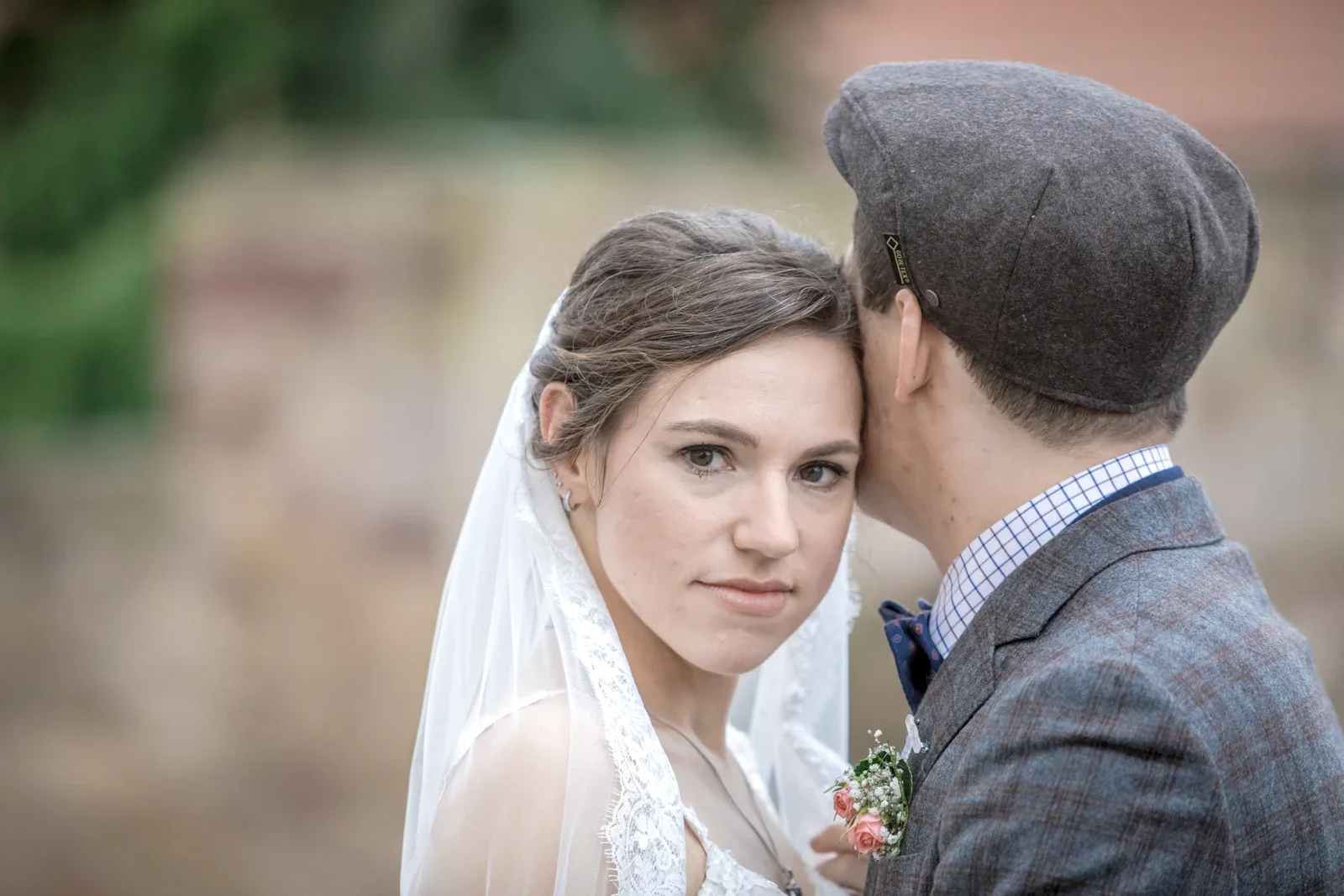Ein leiser Kuss an Steffis Schläfe – Hochzeit von Daniel und Steffi auf Schloss Heringen