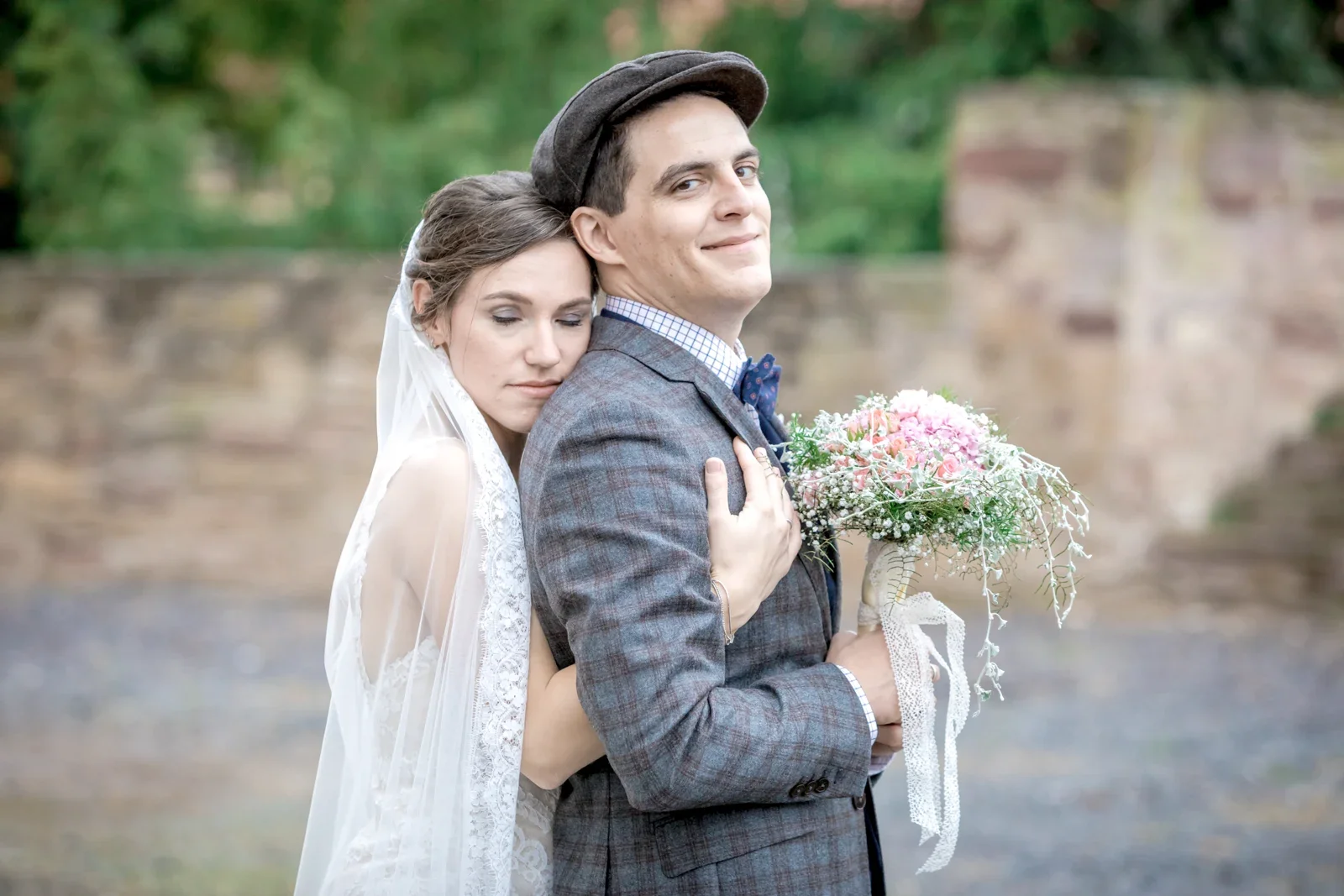 Nah beieinander vor der Schlossmauer – Hochzeit von Daniel und Steffi auf Schloss Heringen