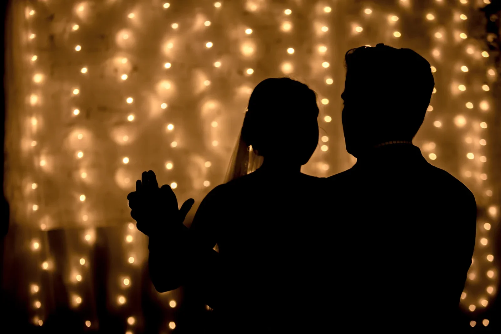 Ein Schattenbild vor den Lichterketten – Hochzeit von Daniel und Steffi auf Schloss Heringen
