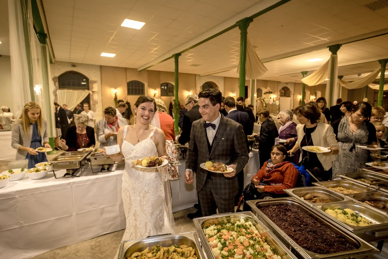 Gemeinsam am Hochzeitsbuffet – Hochzeit von Daniel und Steffi auf Schloss Heringen