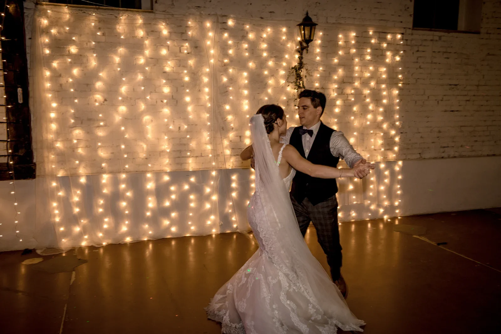 Der Hochzeitstanz vor dem Lichtervorhang – Hochzeit von Daniel und Steffi auf Schloss Heringen