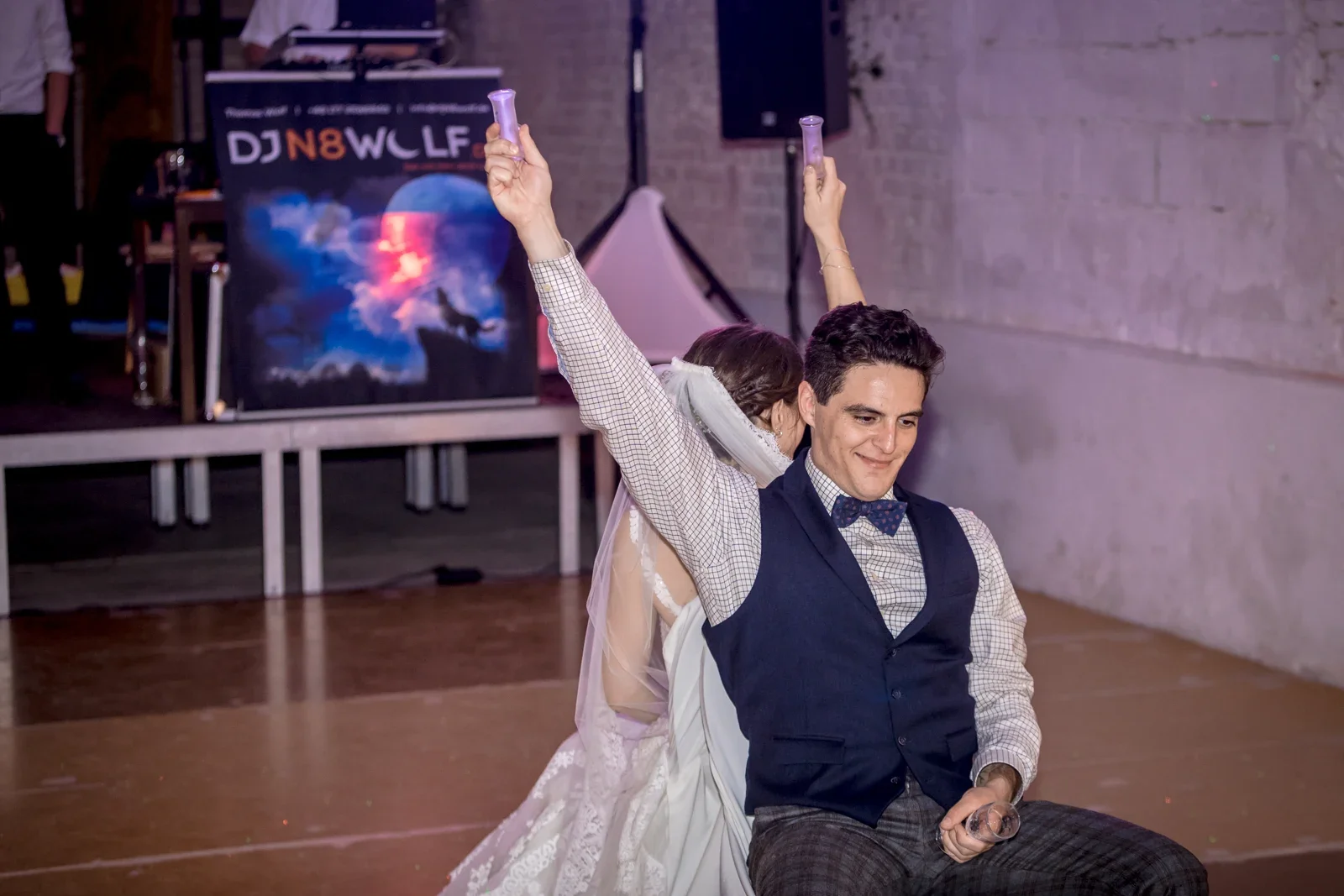 Daniel mitten in der ausgelassenen Feier – Hochzeit von Daniel und Steffi auf Schloss Heringen