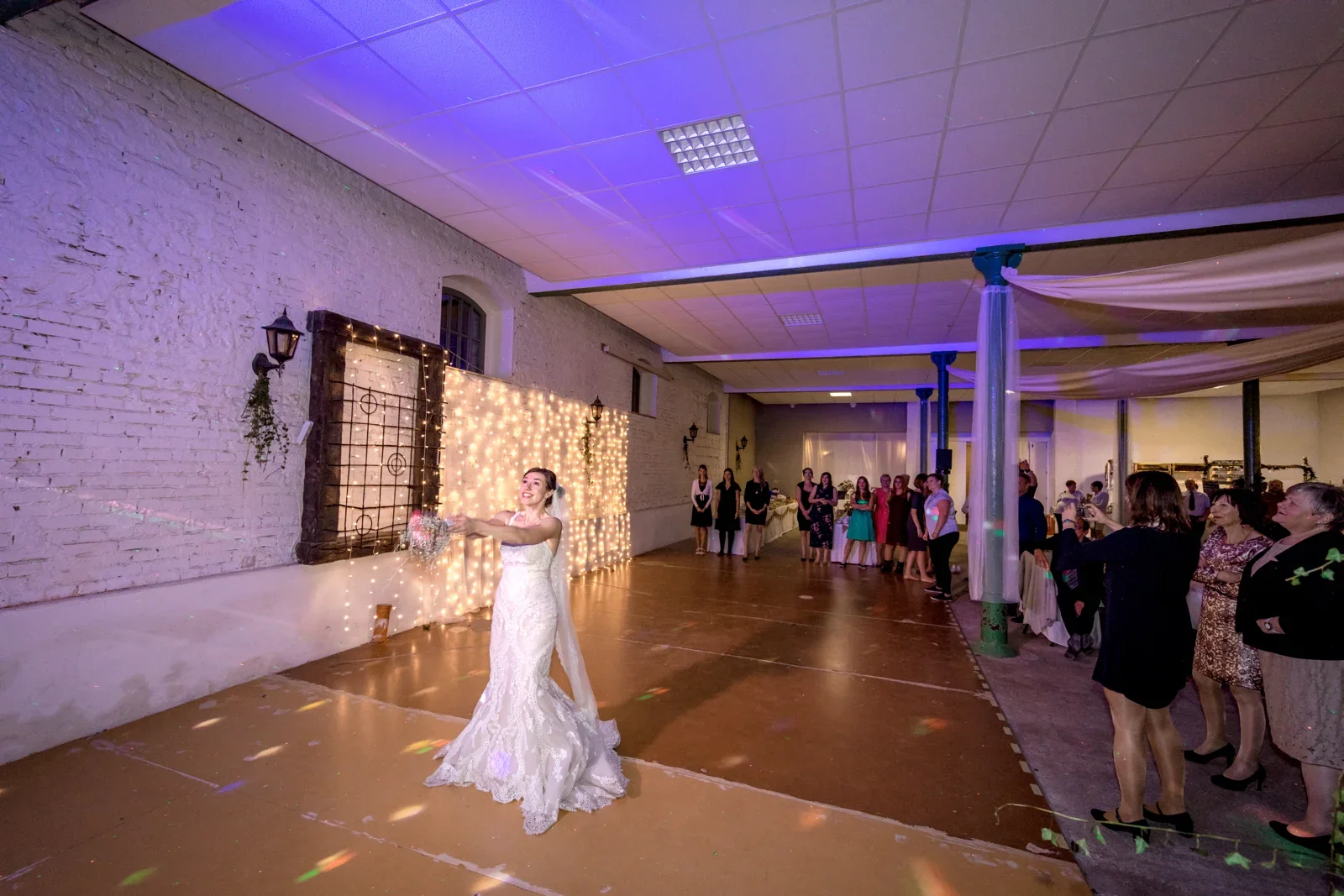 Steffi wirft ihren Brautstrauß – Hochzeit von Daniel und Steffi auf Schloss Heringen