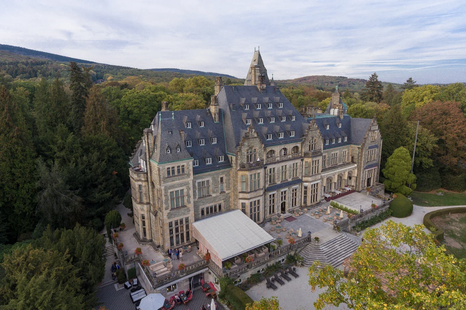 Schloss Kronberg im Taunus aus der Luft – Hochzeit von Christiane und Felix in Schloss Kronberg