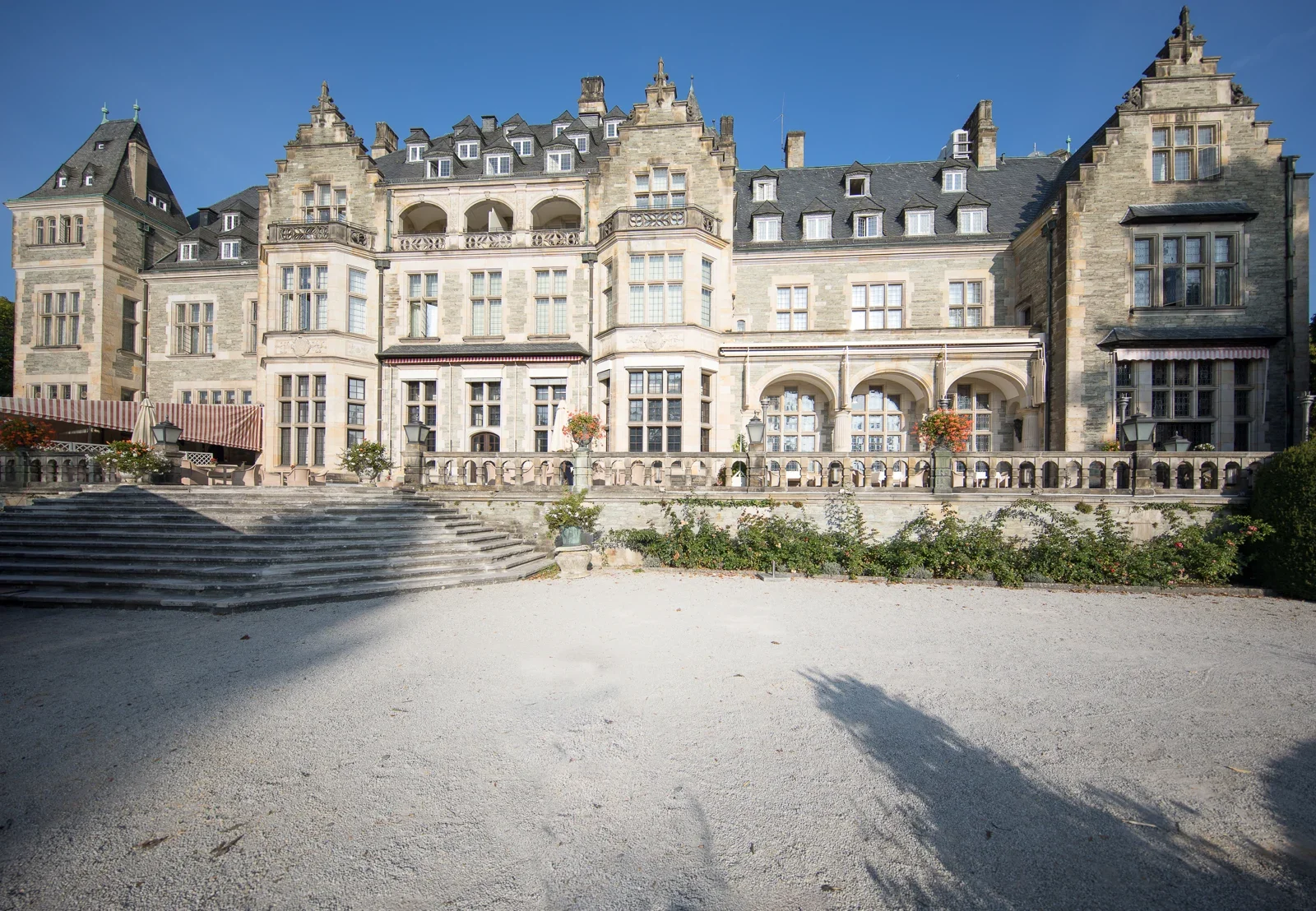 Die Schlossfassade im Sonnenlicht – Hochzeit von Christiane und Felix in Schloss Kronberg