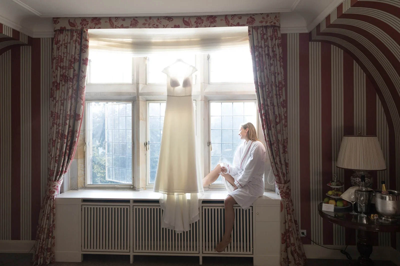 Christiane bei den Vorbereitungen am Fenster – Hochzeit von Christiane und Felix in Schloss Kronberg
