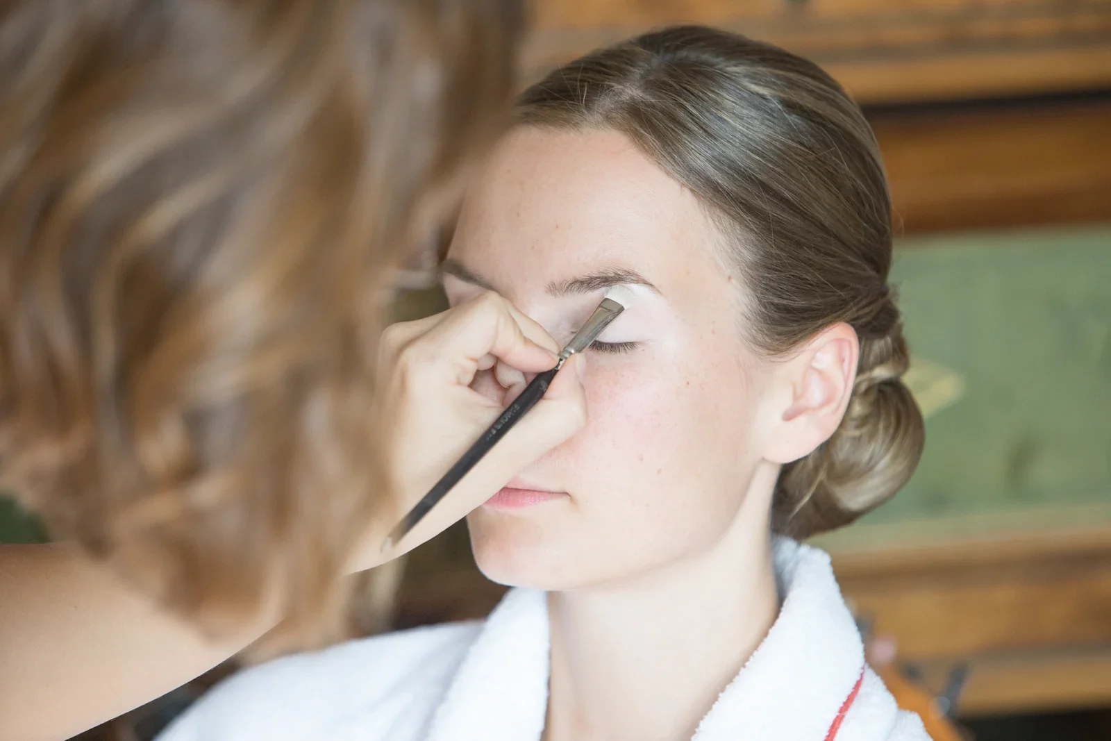 Die letzten Handgriffe beim Make-up – Hochzeit von Christiane und Felix in Schloss Kronberg