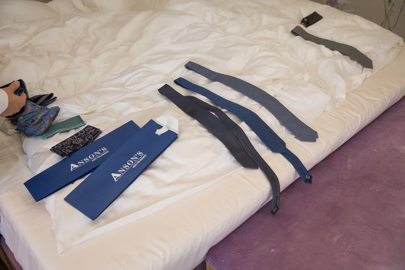 Blaue Accessoires liegen für den Hochzeitstag bereit – Hochzeit von Christiane und Felix in Schloss Kronberg