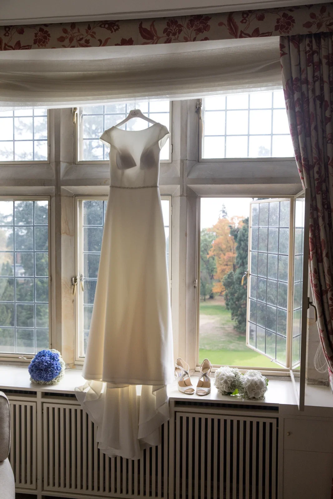 Das Brautkleid wartet am Fenster – Hochzeit von Christiane und Felix in Schloss Kronberg
