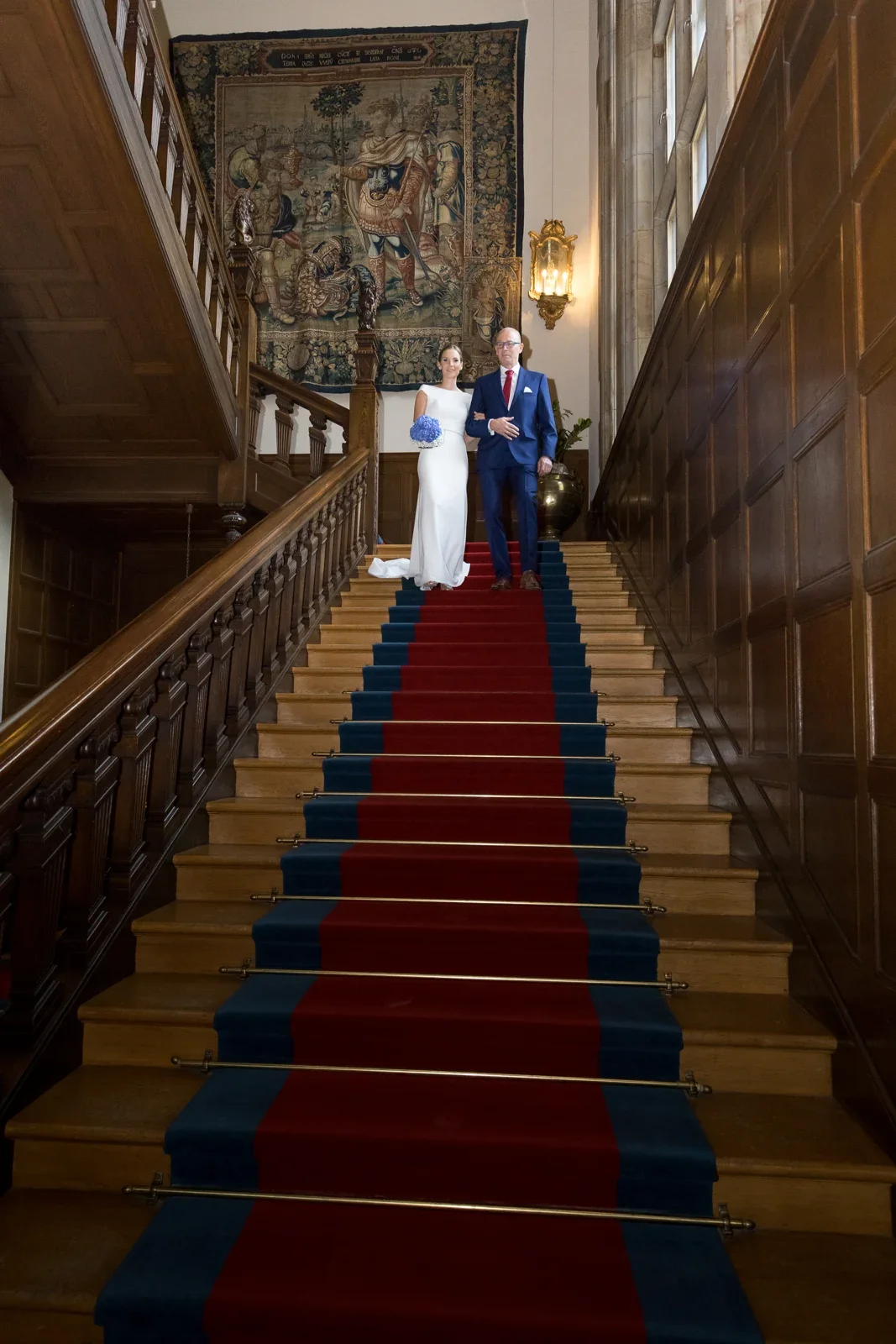 Auf der großen Treppe zur Trauung – Hochzeit von Christiane und Felix in Schloss Kronberg