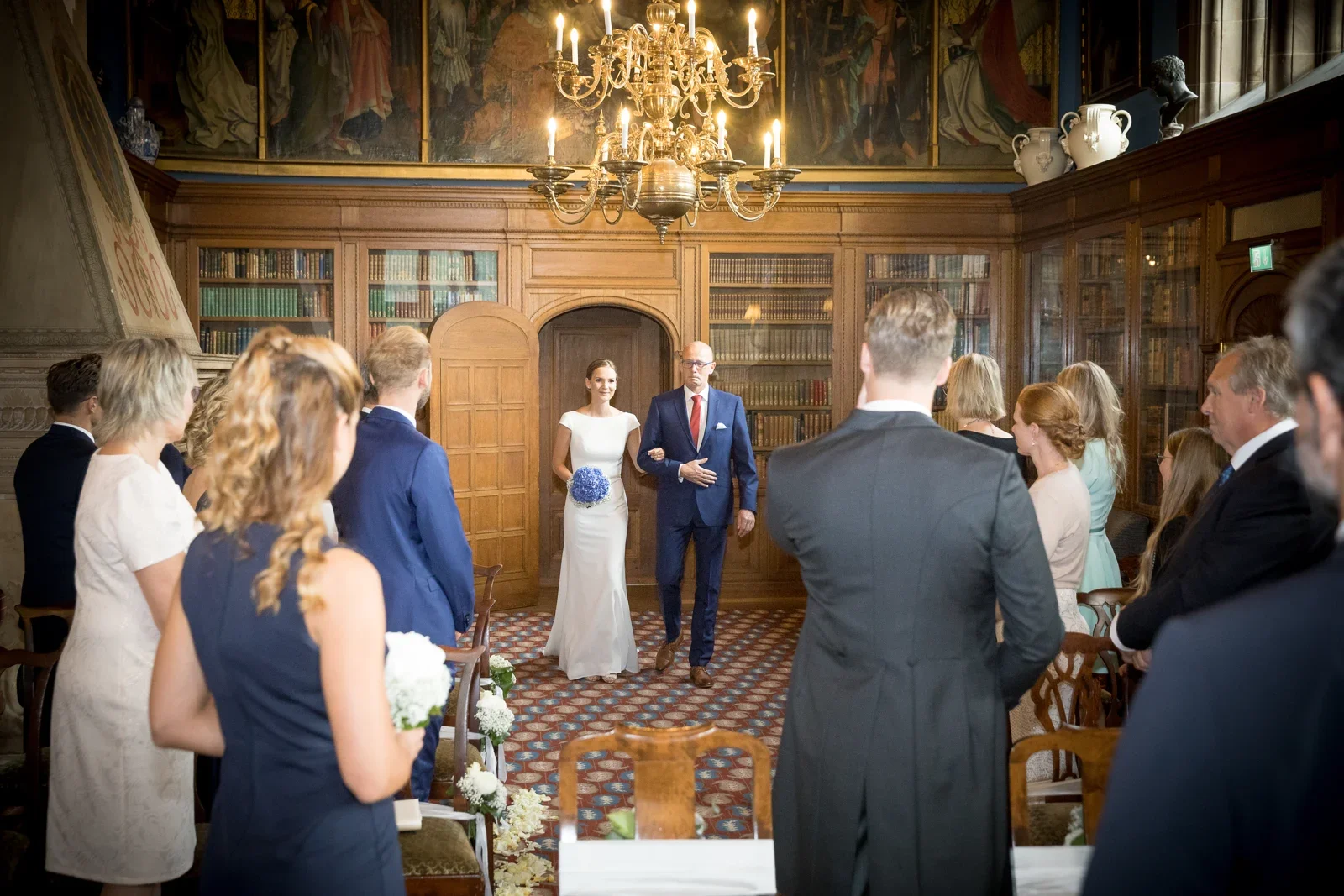 Einzug zur standesamtlichen Trauung auf Schloss Kronberg – Hochzeit von Christiane und Felix in Schloss Kronberg