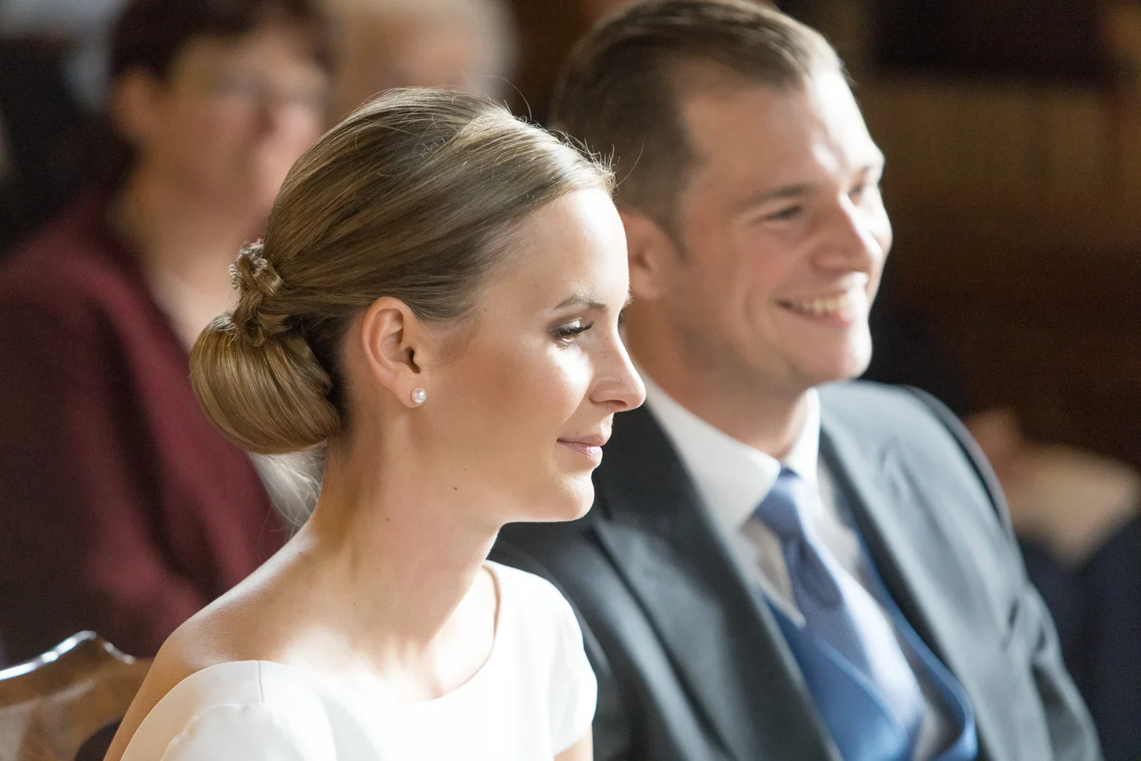 Ein Lächeln während der Trauung – Hochzeit von Christiane und Felix in Schloss Kronberg