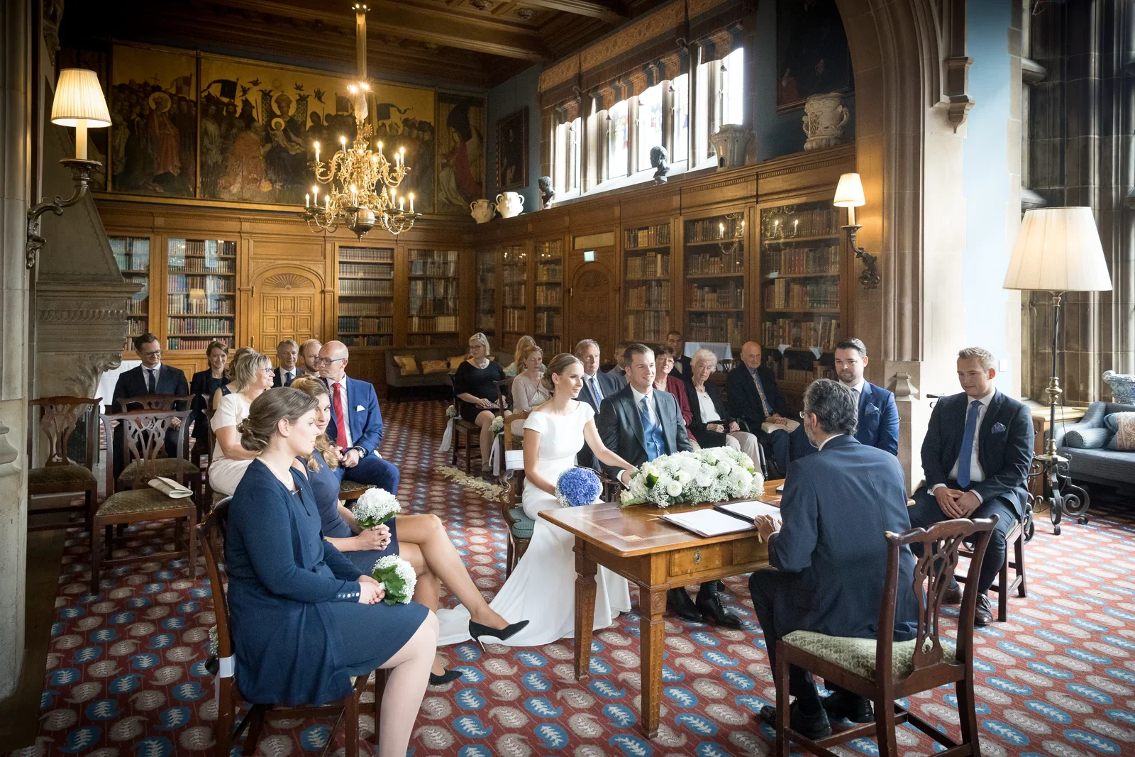 Die Hochzeitsgesellschaft im historischen Trausaal – Hochzeit von Christiane und Felix in Schloss Kronberg