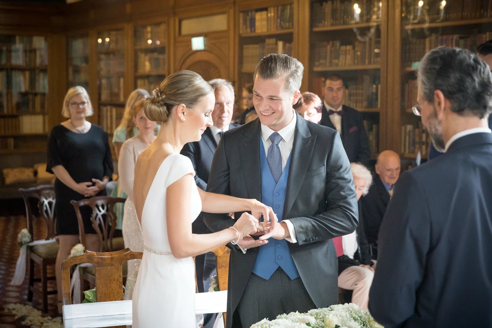 Christiane steckt Felix den Ring an – Hochzeit von Christiane und Felix in Schloss Kronberg