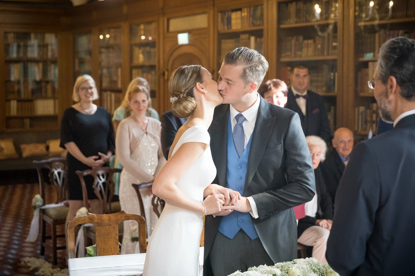 Ein Kuss nach dem Ja-Wort – Hochzeit von Christiane und Felix in Schloss Kronberg