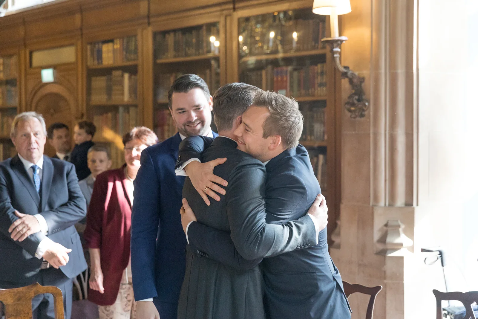 Eine herzliche Umarmung für Christiane – Hochzeit von Christiane und Felix in Schloss Kronberg