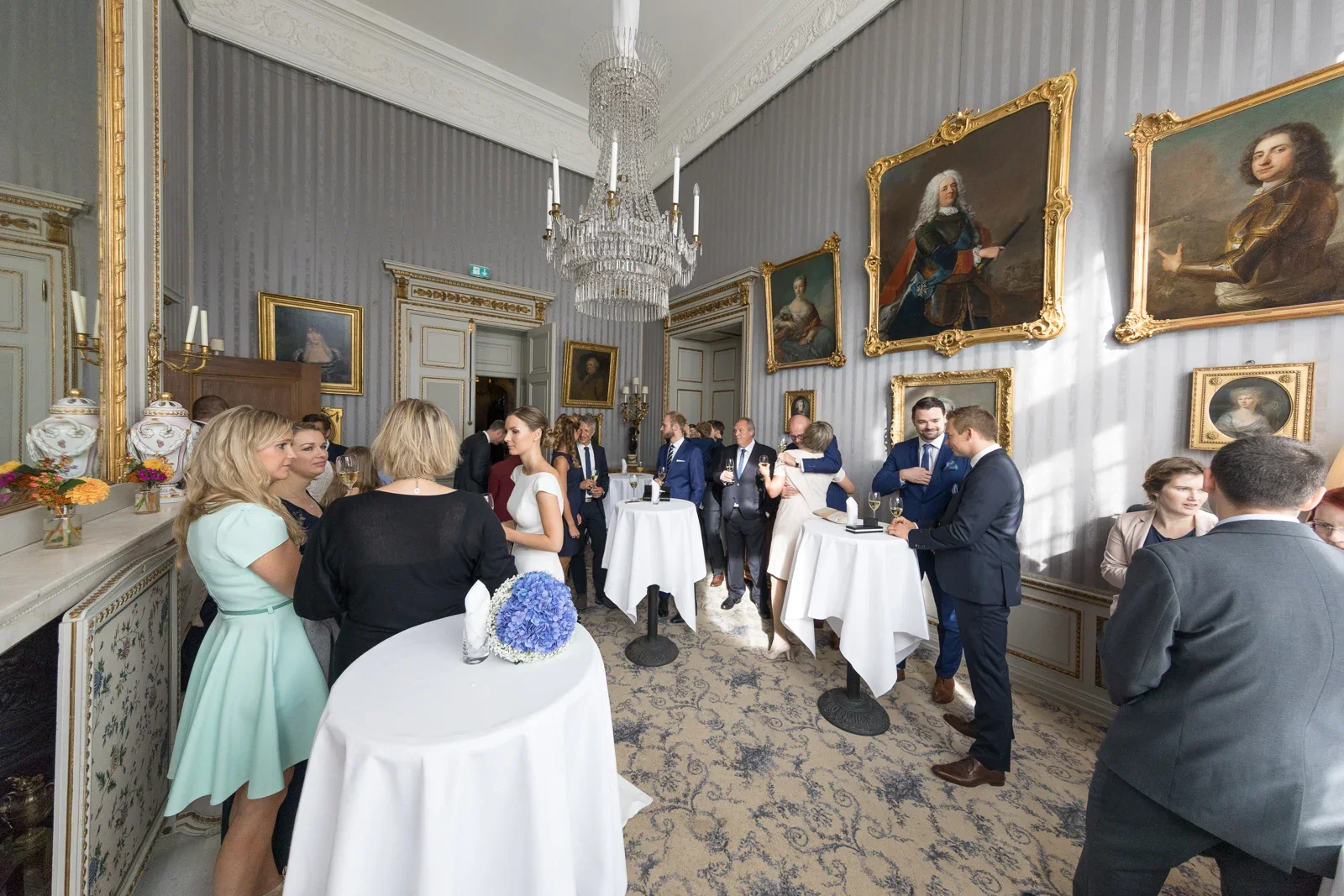 Empfang in den hellen Schlossräumen – Hochzeit von Christiane und Felix in Schloss Kronberg