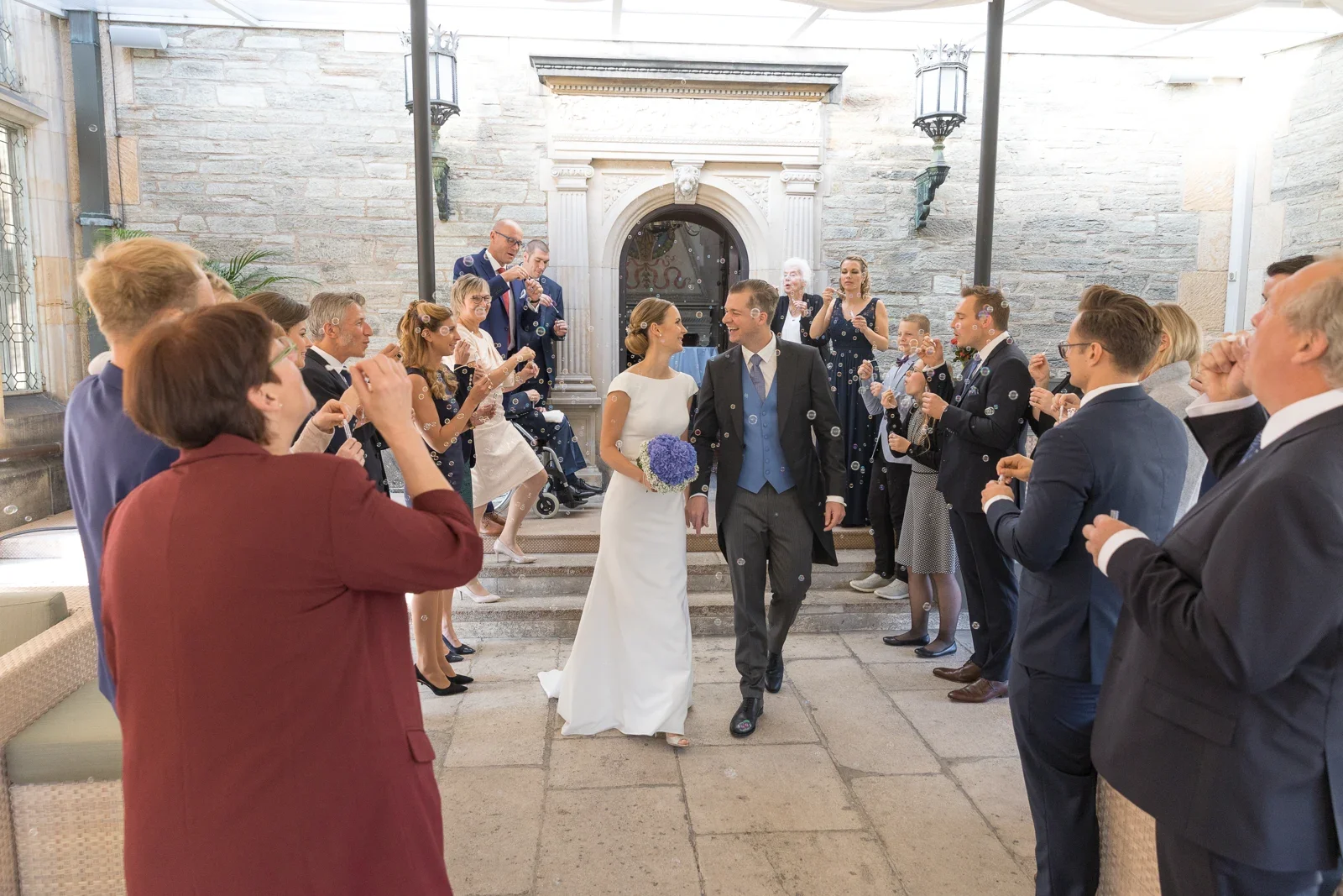Das Brautpaar zwischen seinen Gästen – Hochzeit von Christiane und Felix in Schloss Kronberg