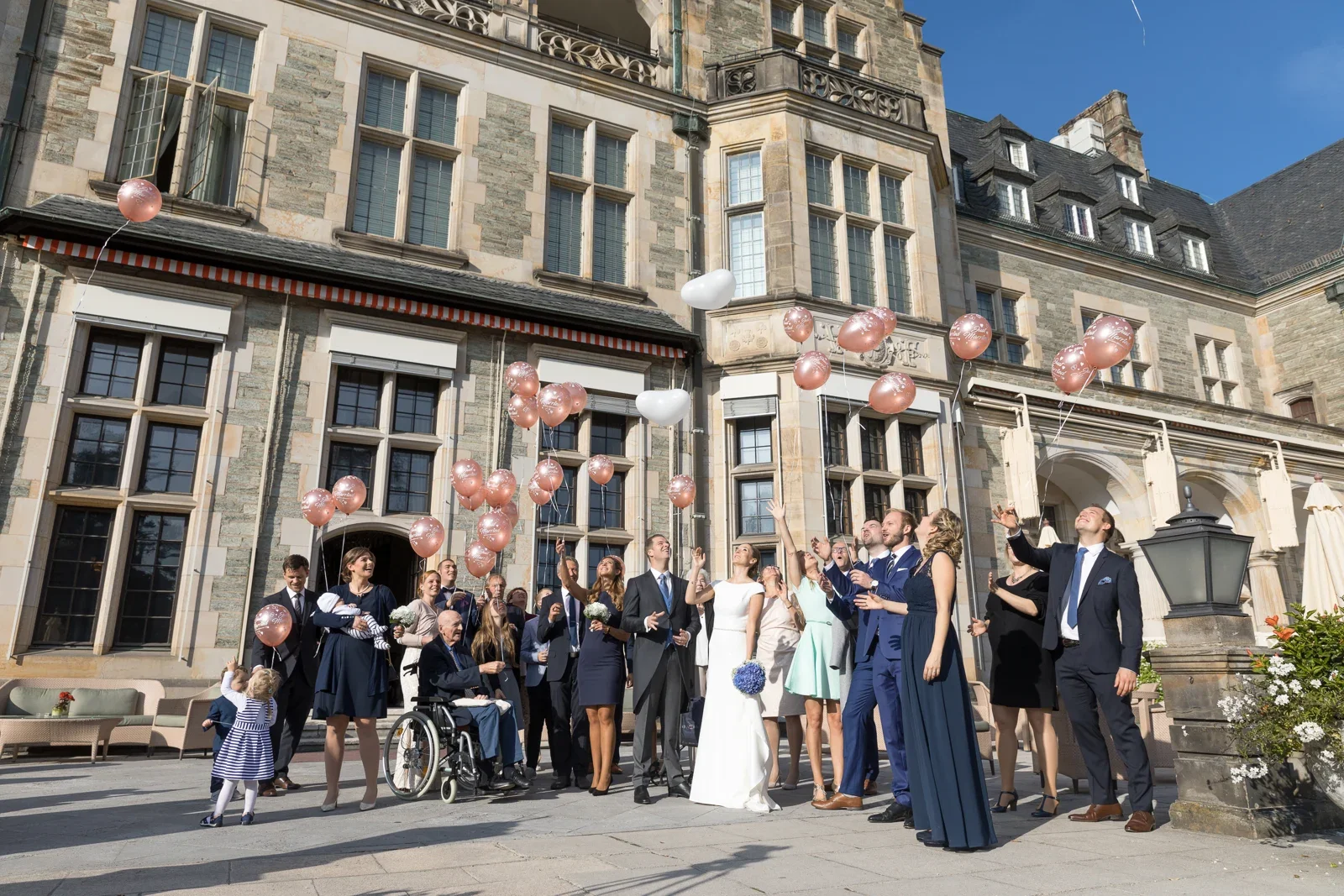 Luftballons steigen vor Schloss Kronberg auf – Hochzeit von Christiane und Felix in Schloss Kronberg