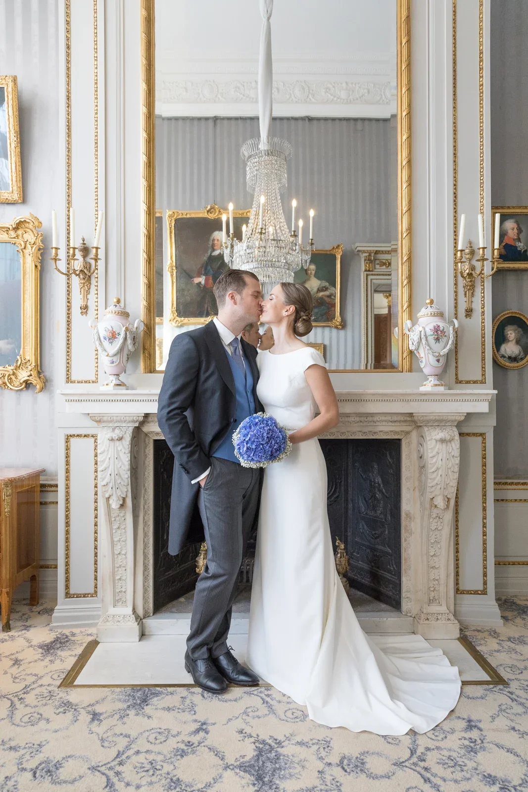 Ein Kuss vor dem kunstvollen Spiegel – Hochzeit von Christiane und Felix in Schloss Kronberg