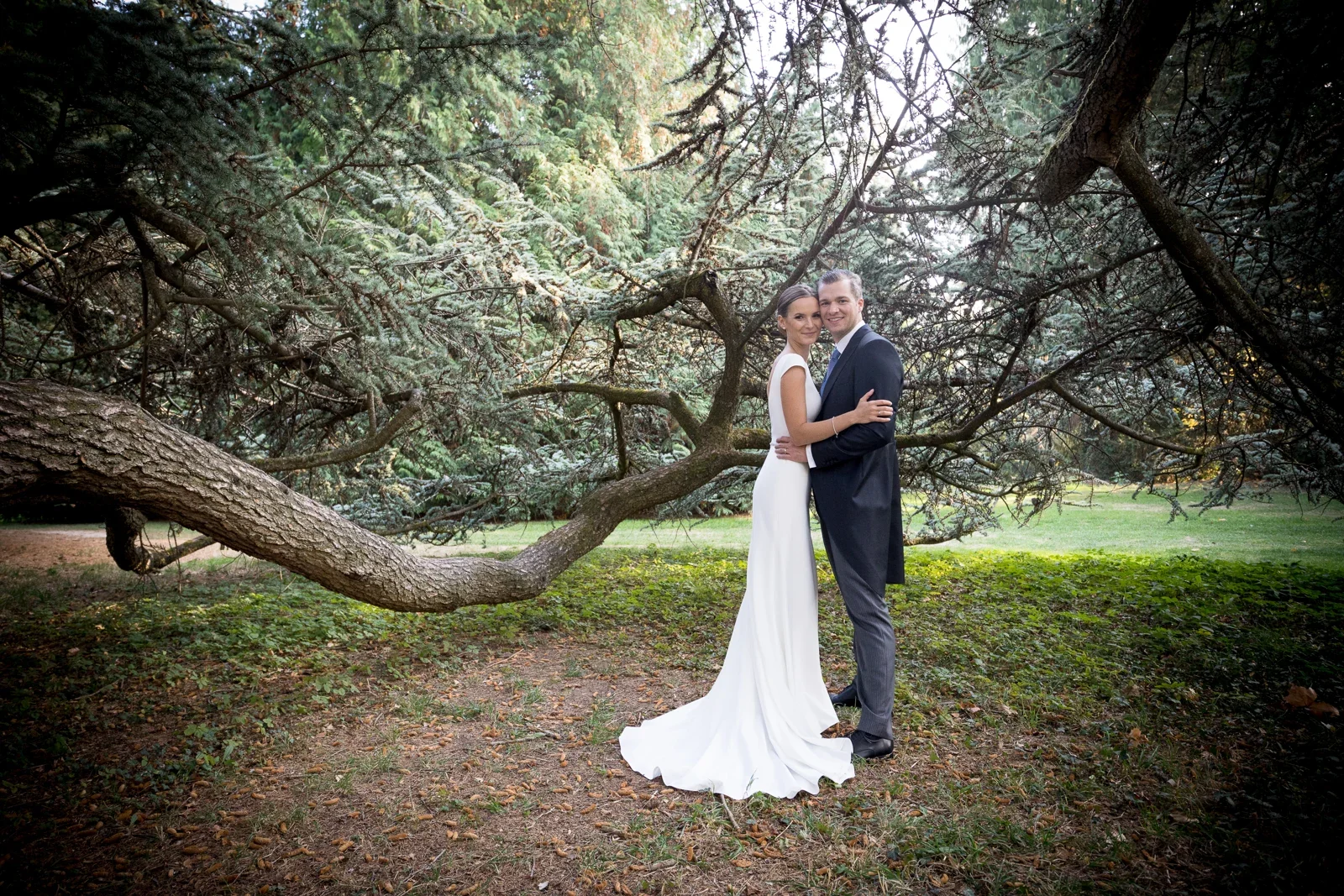 Christiane und Felix unter den Ästen im Schlosspark – Hochzeit von Christiane und Felix in Schloss Kronberg