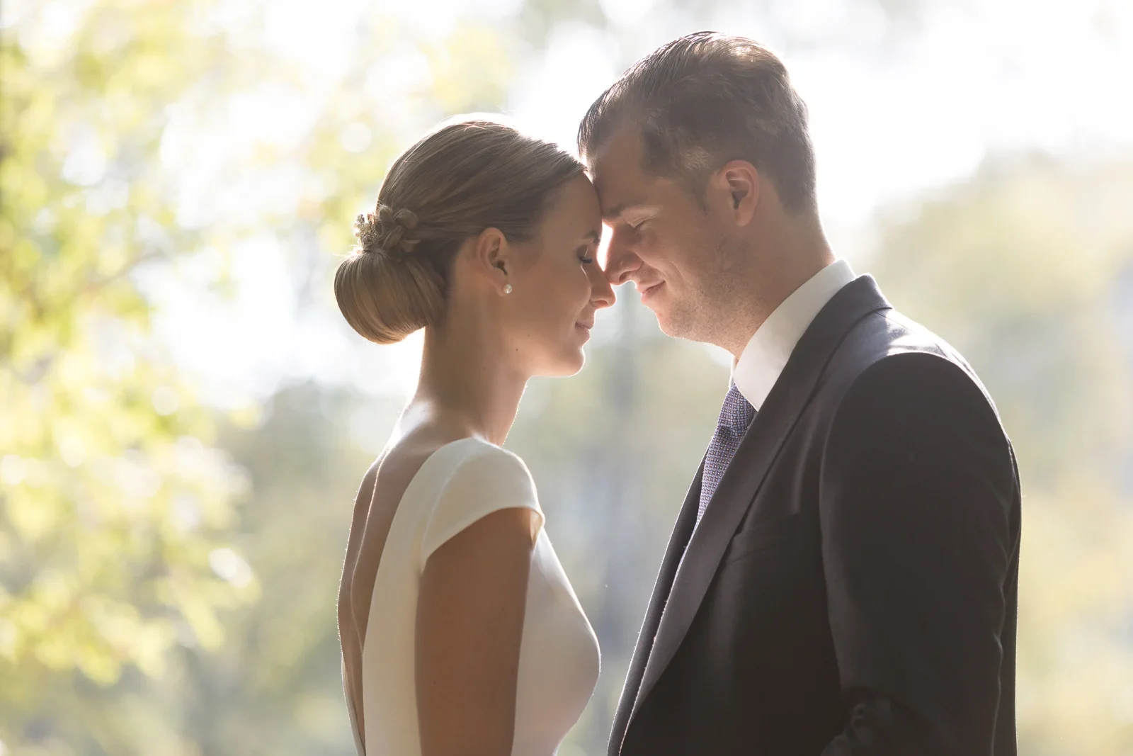 Stirn an Stirn im weichen Licht – Hochzeit von Christiane und Felix in Schloss Kronberg