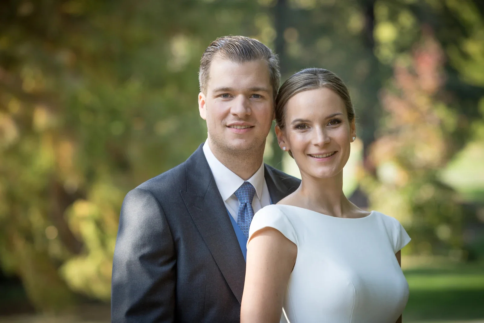 Ein gemeinsames Portrait im Grünen – Hochzeit von Christiane und Felix in Schloss Kronberg