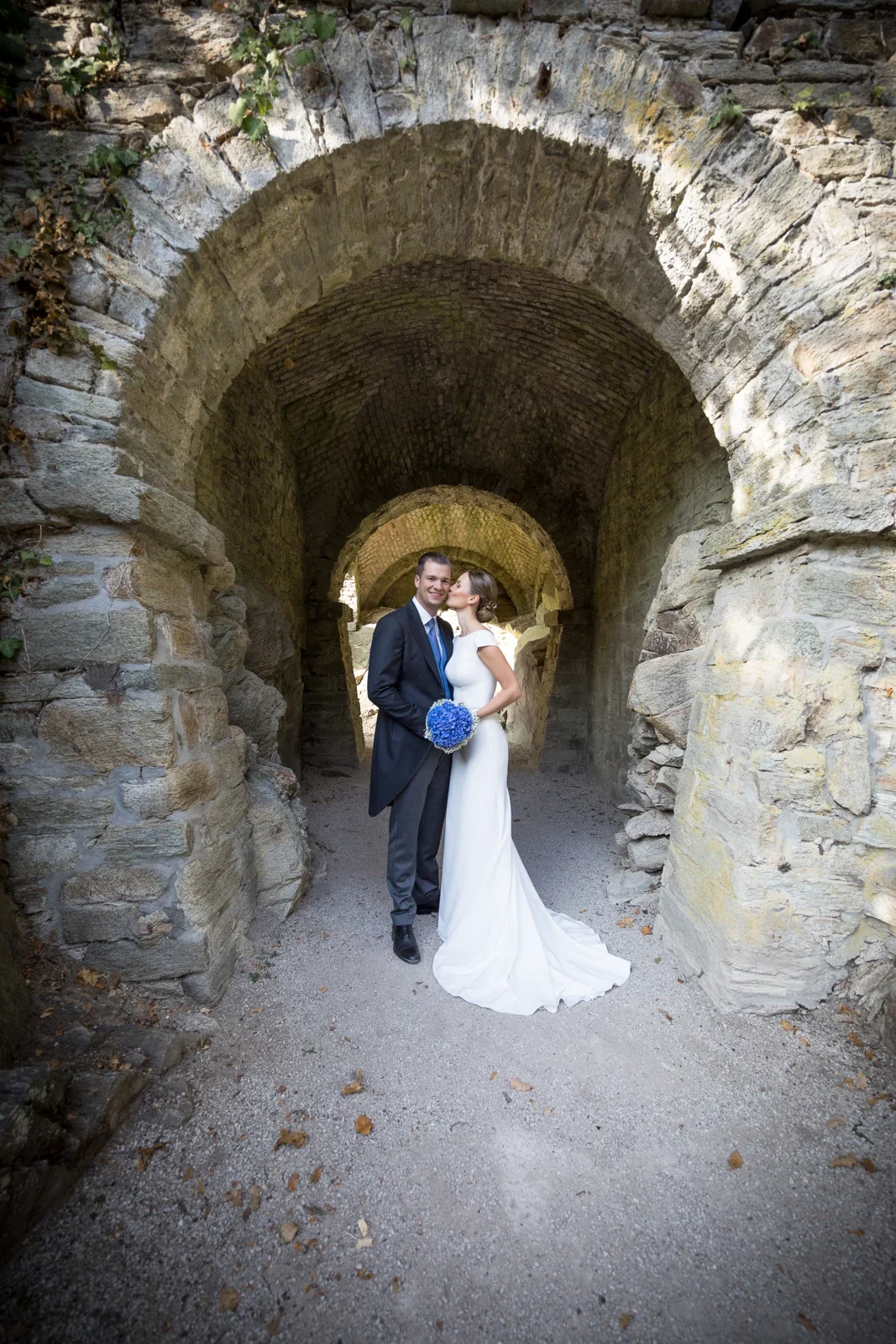 Das Brautpaar im steinernen Durchgang – Hochzeit von Christiane und Felix in Schloss Kronberg