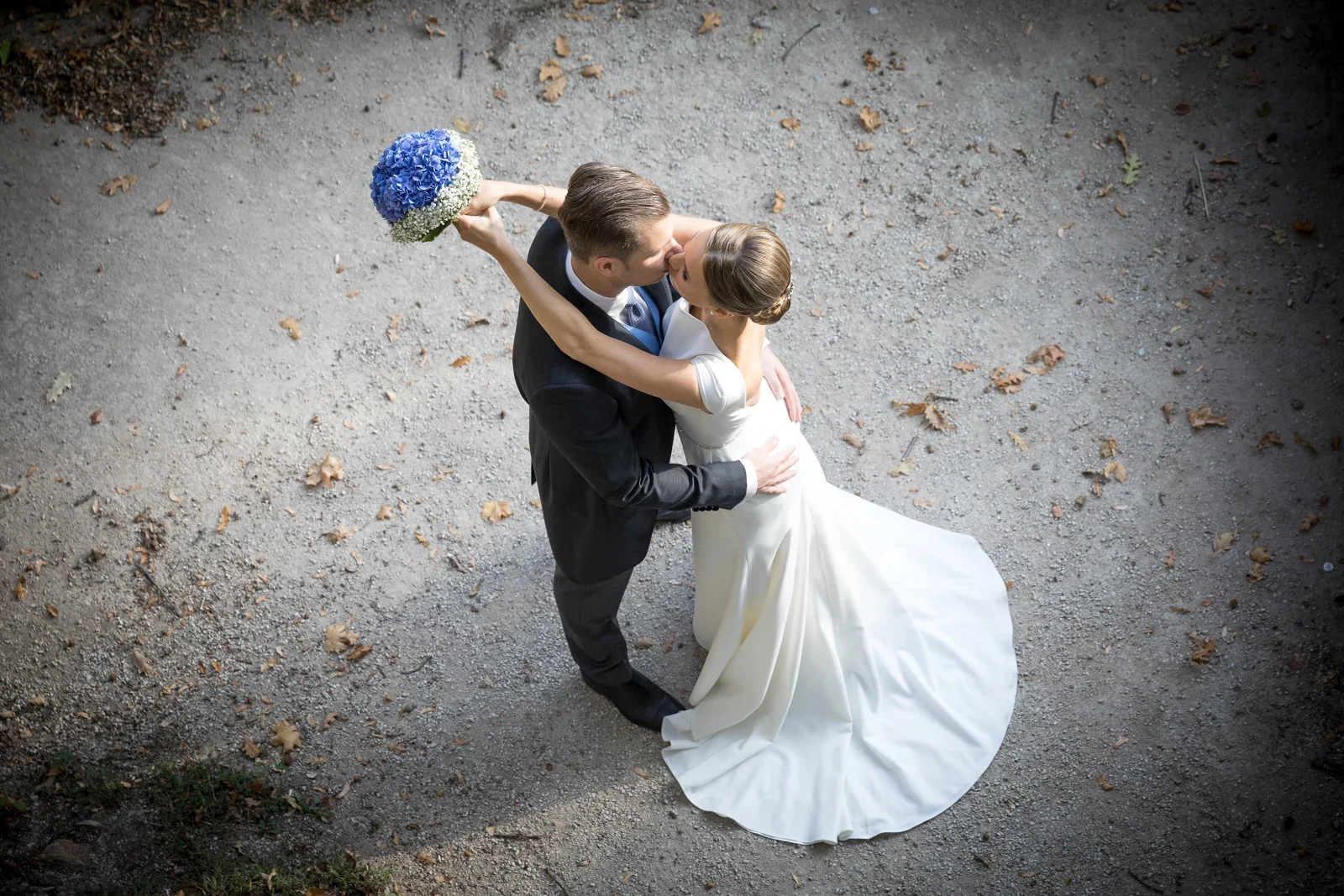 Ein Blick von oben auf Christiane und Felix – Hochzeit von Christiane und Felix in Schloss Kronberg