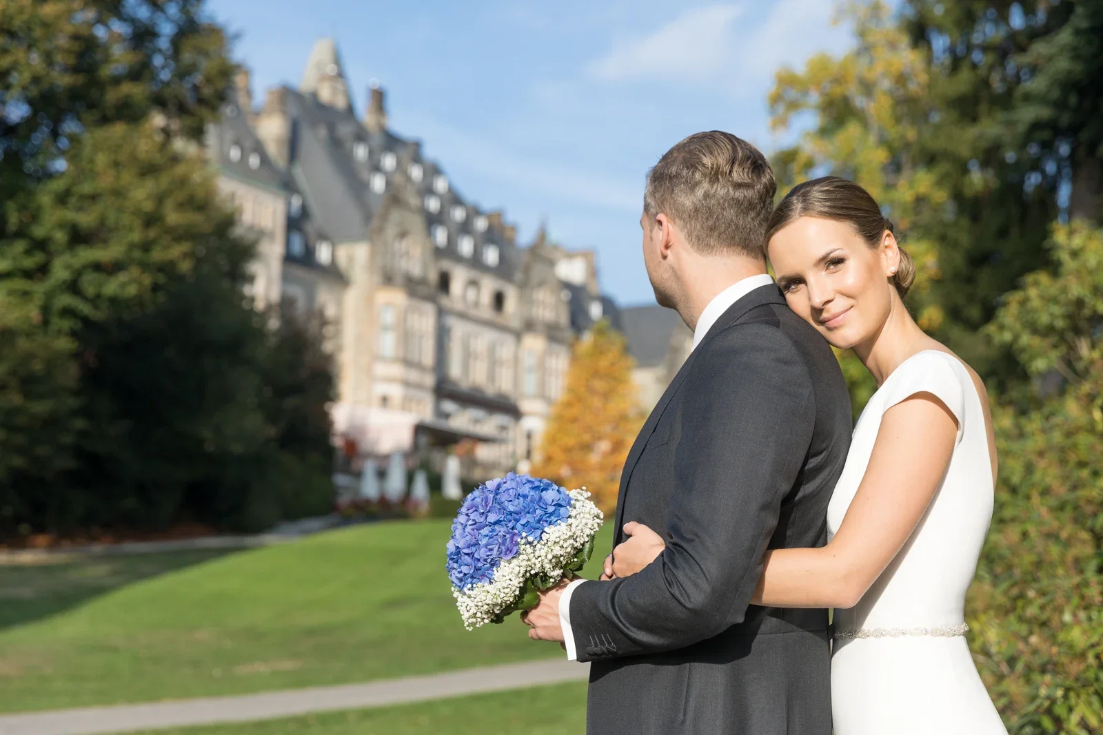 Nah beieinander mit Schloss Kronberg im Hintergrund – Hochzeit von Christiane und Felix in Schloss Kronberg