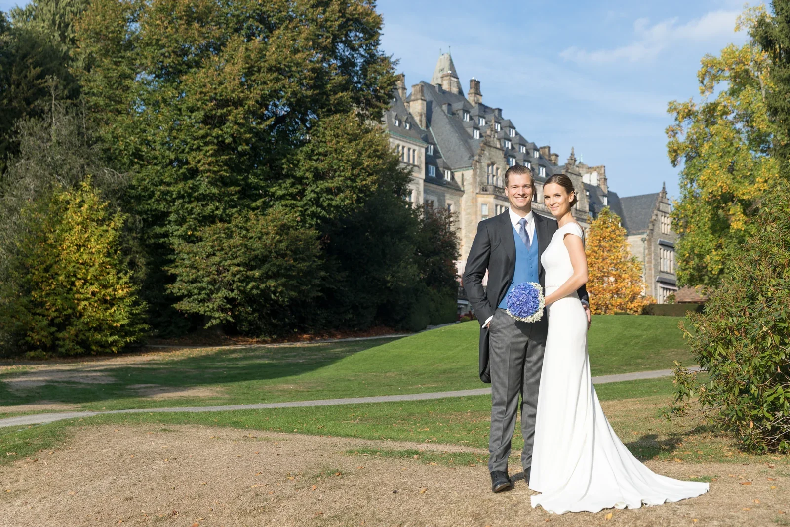Christiane und Felix vor Schloss Kronberg – Hochzeit von Christiane und Felix in Schloss Kronberg