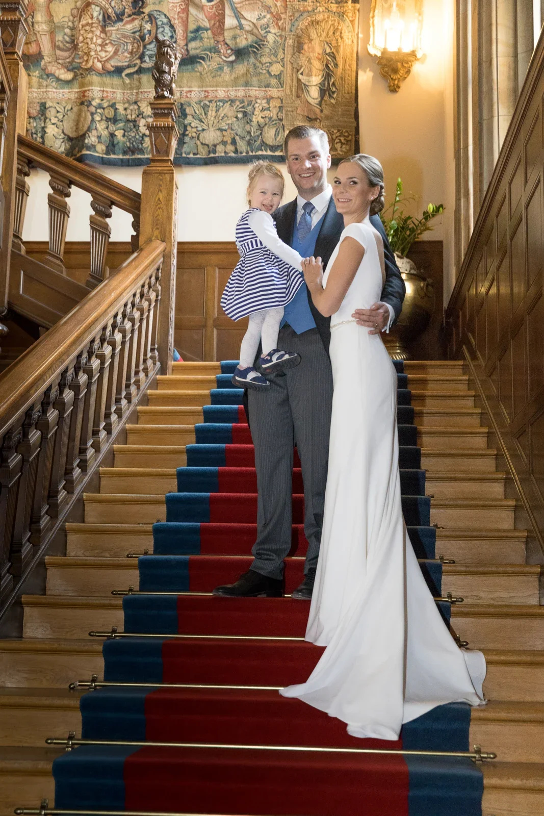 Ein Paarbild auf der großen Schlosstreppe – Hochzeit von Christiane und Felix in Schloss Kronberg