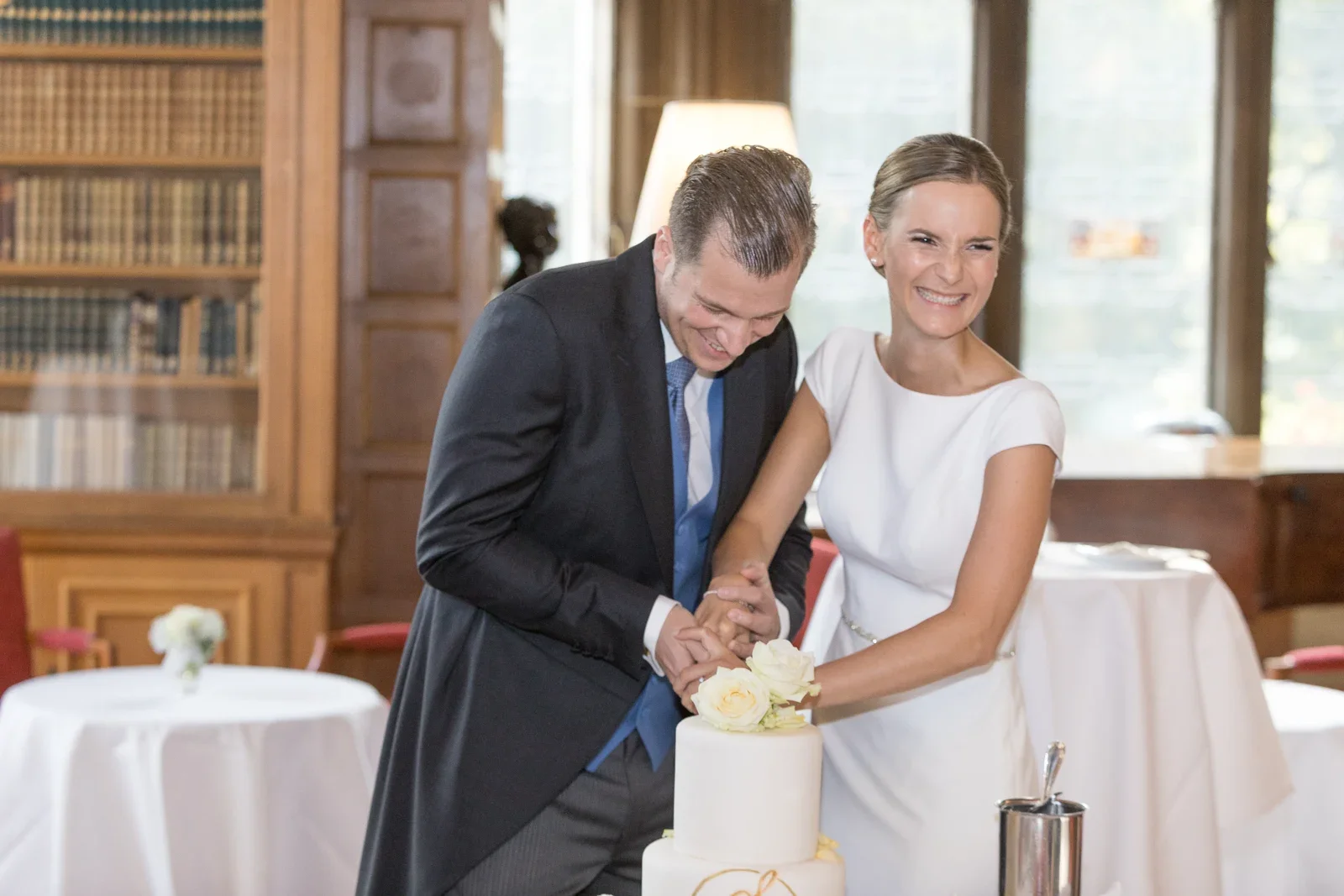 Gemeinsam die Hochzeitstorte anschneiden – Hochzeit von Christiane und Felix in Schloss Kronberg