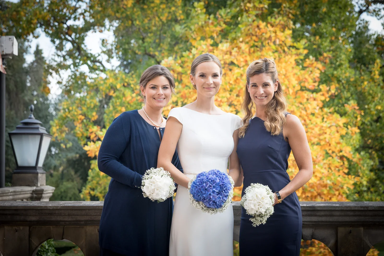 Christiane mit ihren Begleiterinnen – Hochzeit von Christiane und Felix in Schloss Kronberg