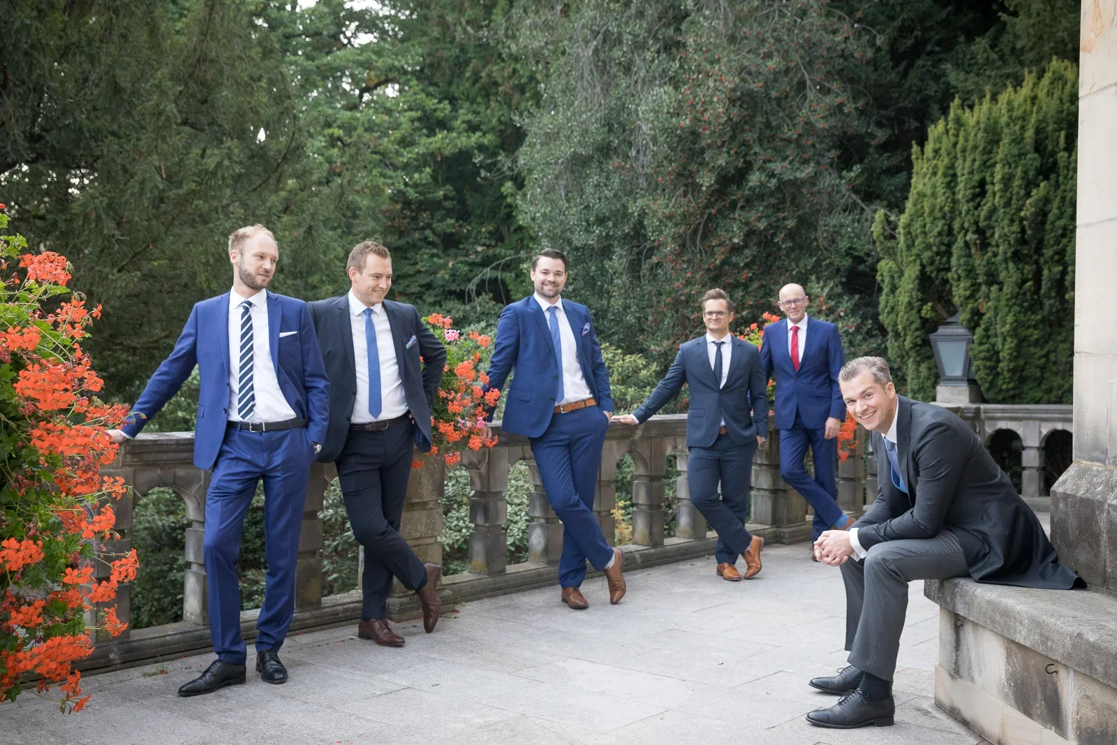 Felix und seine Jungs auf der Terrasse – Hochzeit von Christiane und Felix in Schloss Kronberg