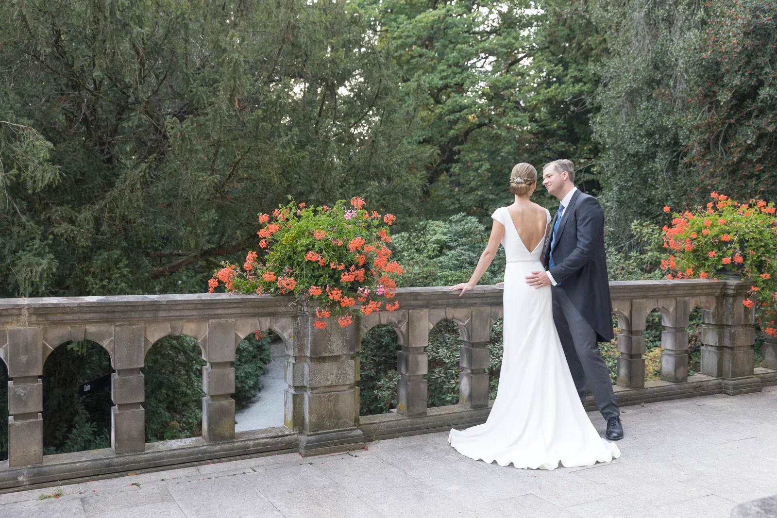 Ein gemeinsamer Moment an der blumengeschmückten Balustrade – Hochzeit von Christiane und Felix in Schloss Kronberg