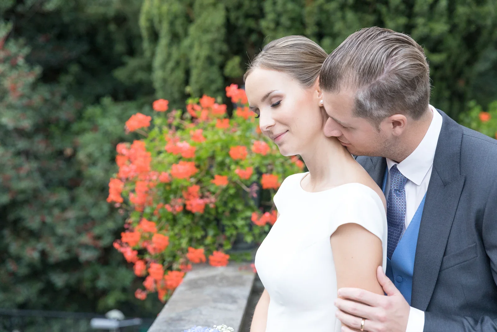 Ein Kuss an Christianes Hals – Hochzeit von Christiane und Felix in Schloss Kronberg